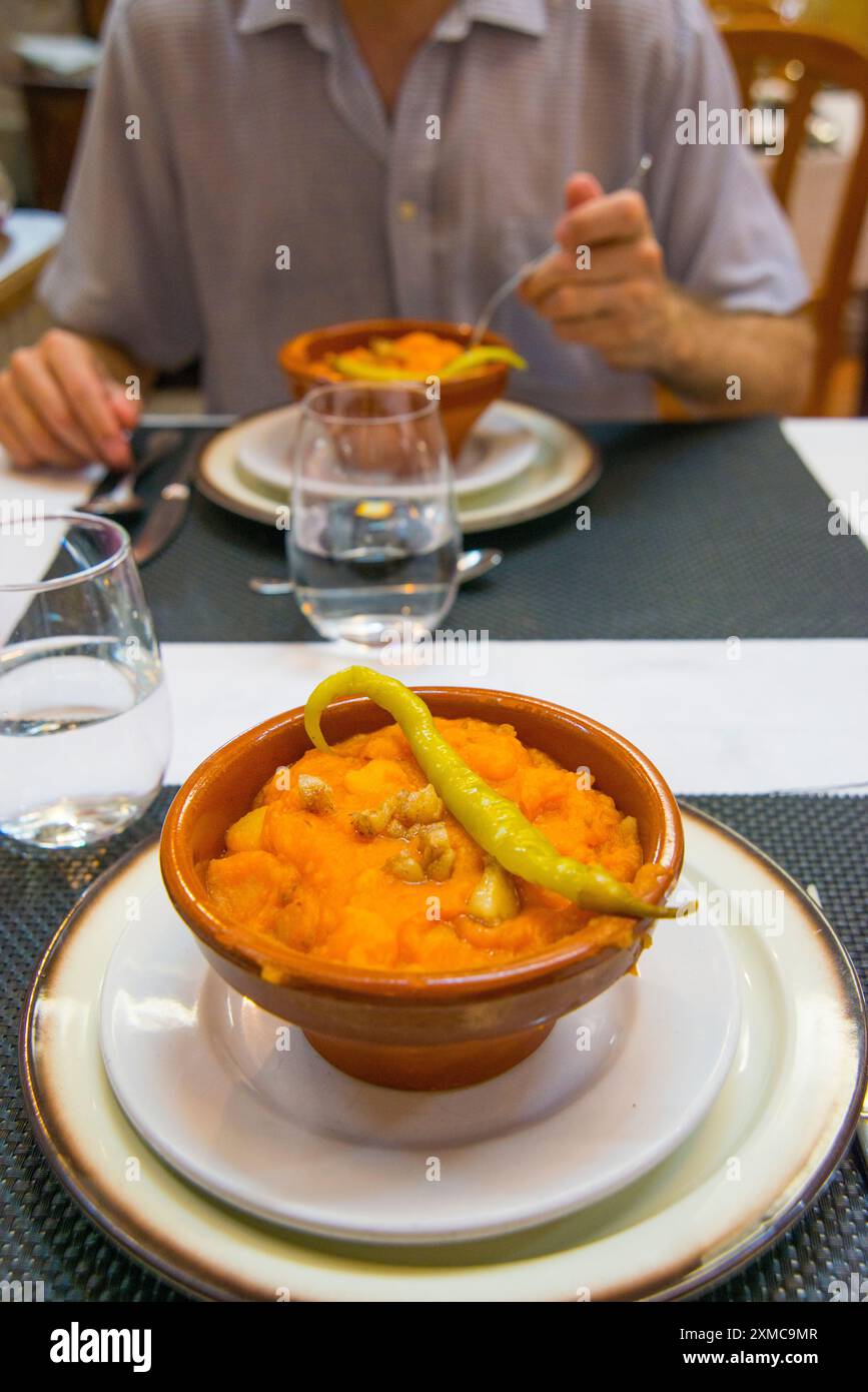 Patatas revolconas servant dans un restaurant. Province de Salamanque, Espagne. Banque D'Images