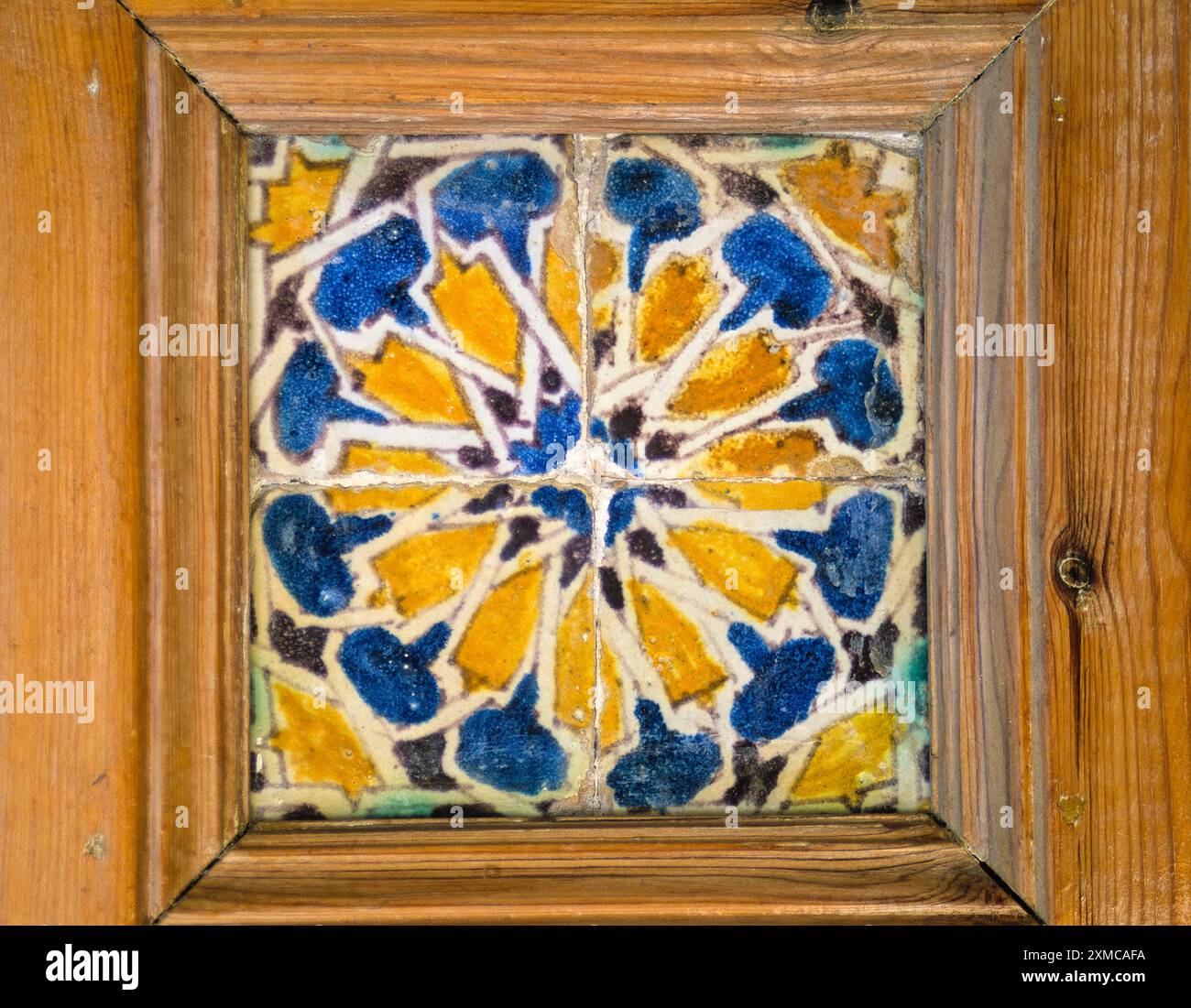 Tunis, Tunisie. Cuerda Seca technique de vitrage de carrelage. Zawiya de Sidi Kacem El-Jalizi. Banque D'Images