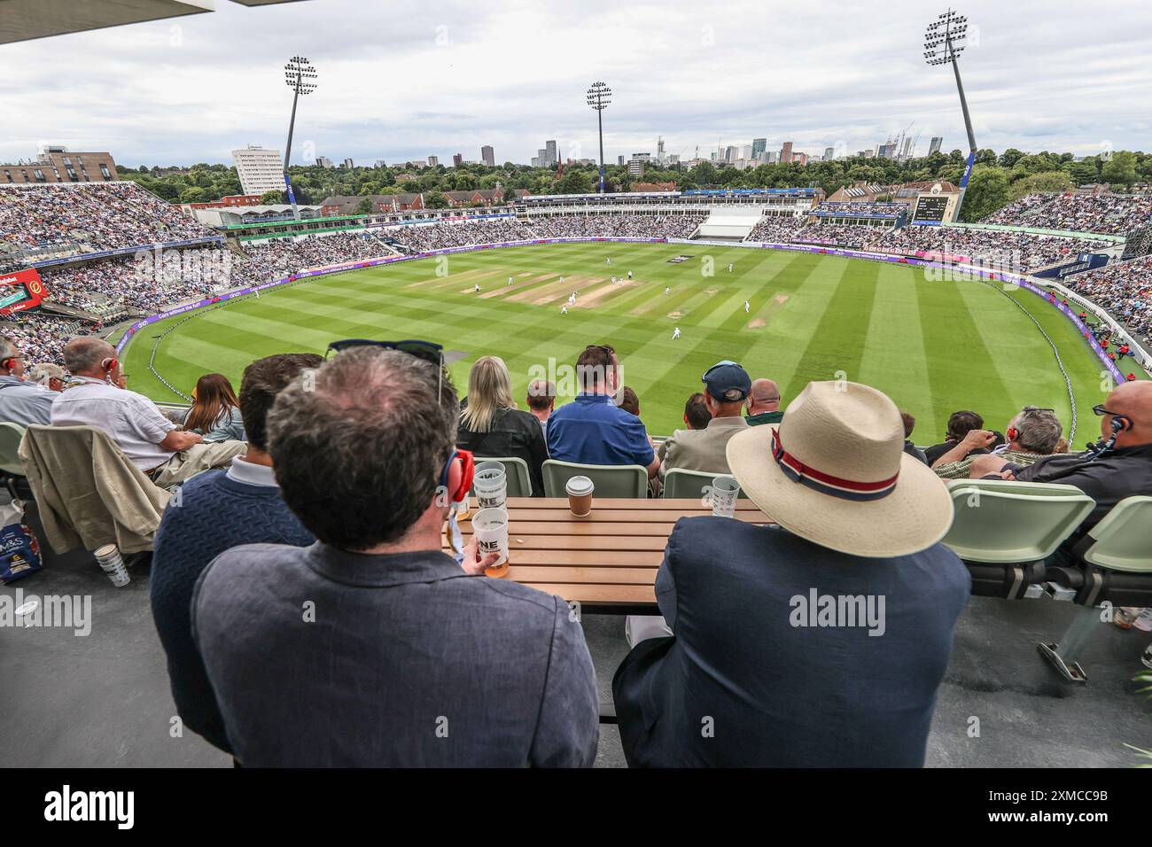 Les fans regardent le match pendant la deuxième journée du Rothesay test match Angleterre vs Antilles à Edgbaston, Birmingham, Royaume-Uni, le 27 juillet 2024 (photo par Mark Cosgrove/News images) Banque D'Images