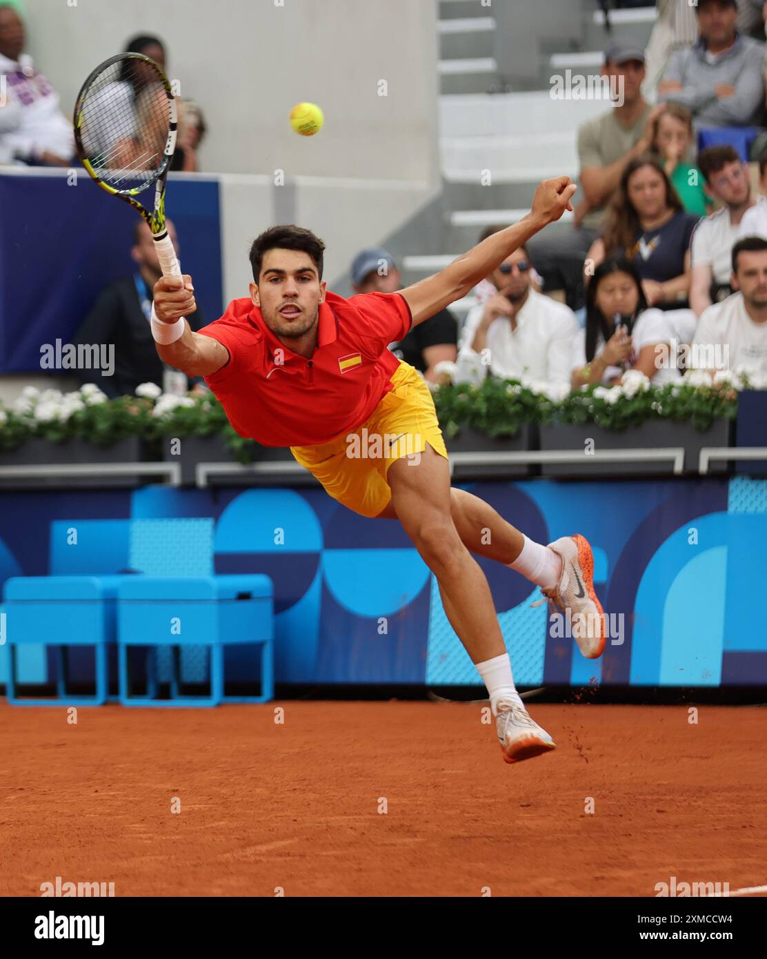 Paris, France. 27 juillet 2024. Le joueur de tennis espagnol Carlos Alcaraz joue un premier match de premier tour contre le libanais Hady Habib à Roland Garros le samedi 27 juillet 2024, jour de l'ouverture des Jeux olympiques de Paris. Photo de Hugo Philpott/UPI crédit : UPI/Alamy Live News Banque D'Images