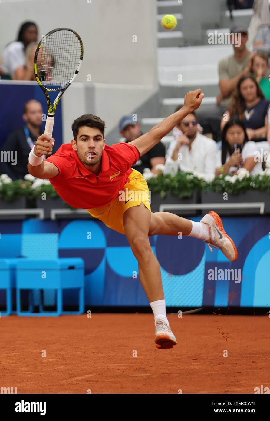 Paris, France. 27 juillet 2024. Le joueur de tennis espagnol Carlos Alcaraz joue un premier match de premier tour contre le libanais Hady Habib à Roland Garros le samedi 27 juillet 2024, jour de l'ouverture des Jeux olympiques de Paris. Photo de Hugo Philpott/UPI crédit : UPI/Alamy Live News Banque D'Images