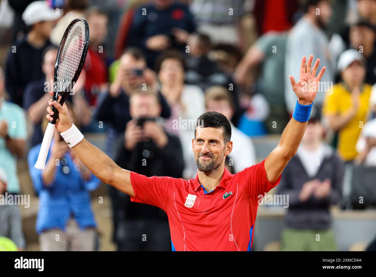 FRA, Olympische Spiele Paris 2024, Tennis Herren, 27.07.2024 Djokovic Novak (SRB) vs Ebden Matthew (AUS) Djokovic Novak (SRB) besiegt Ebden Matthew (AUS) Djokovic hebt die arme in die Luft Foto : Eibner-Pressefoto/Roger Buerke Banque D'Images