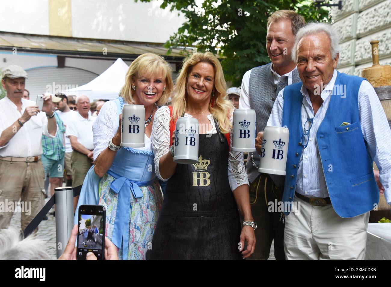 Margot Steinberg Wirtin Silja Steinberg Wirtin Juergen Kritschil STV. Geschaeftsfuehrer Guenther Steinberg Wirt Muenchen 27.07.2024 Hofbraeukeller Biergarten Sommerfest Anzapfen Muenchen *** Margot Steinberg propriétaire Silja Steinberg propriétaire Juergen Kritschil Directeur général adjoint Guenther Steinberg propriétaire Munich 27 07 2024 Hofbraeukeller Beer Garden Summer Party Tapping Munich Banque D'Images