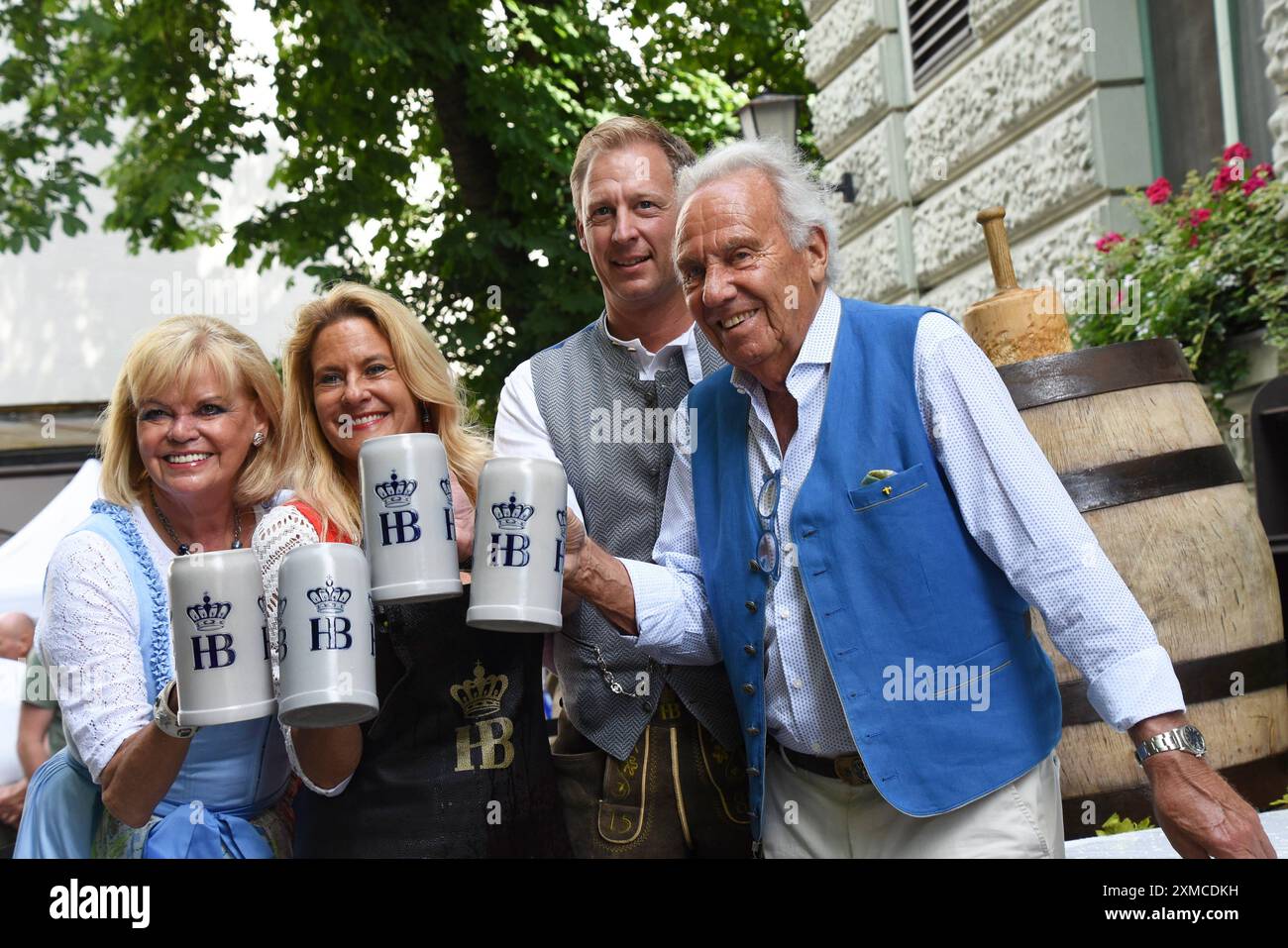 Margot Steinberg Wirtin Silja Steinberg Wirtin Juergen Kritschil STV. Geschaeftsfuehrer Guenther Steinberg Wirt Muenchen 27.07.2024 Hofbraeukeller Biergarten Sommerfest Anzapfen Muenchen *** Margot Steinberg propriétaire Silja Steinberg propriétaire Juergen Kritschil Directeur général adjoint Guenther Steinberg propriétaire Munich 27 07 2024 Hofbraeukeller Beer Garden Summer Party Tapping Munich Banque D'Images
