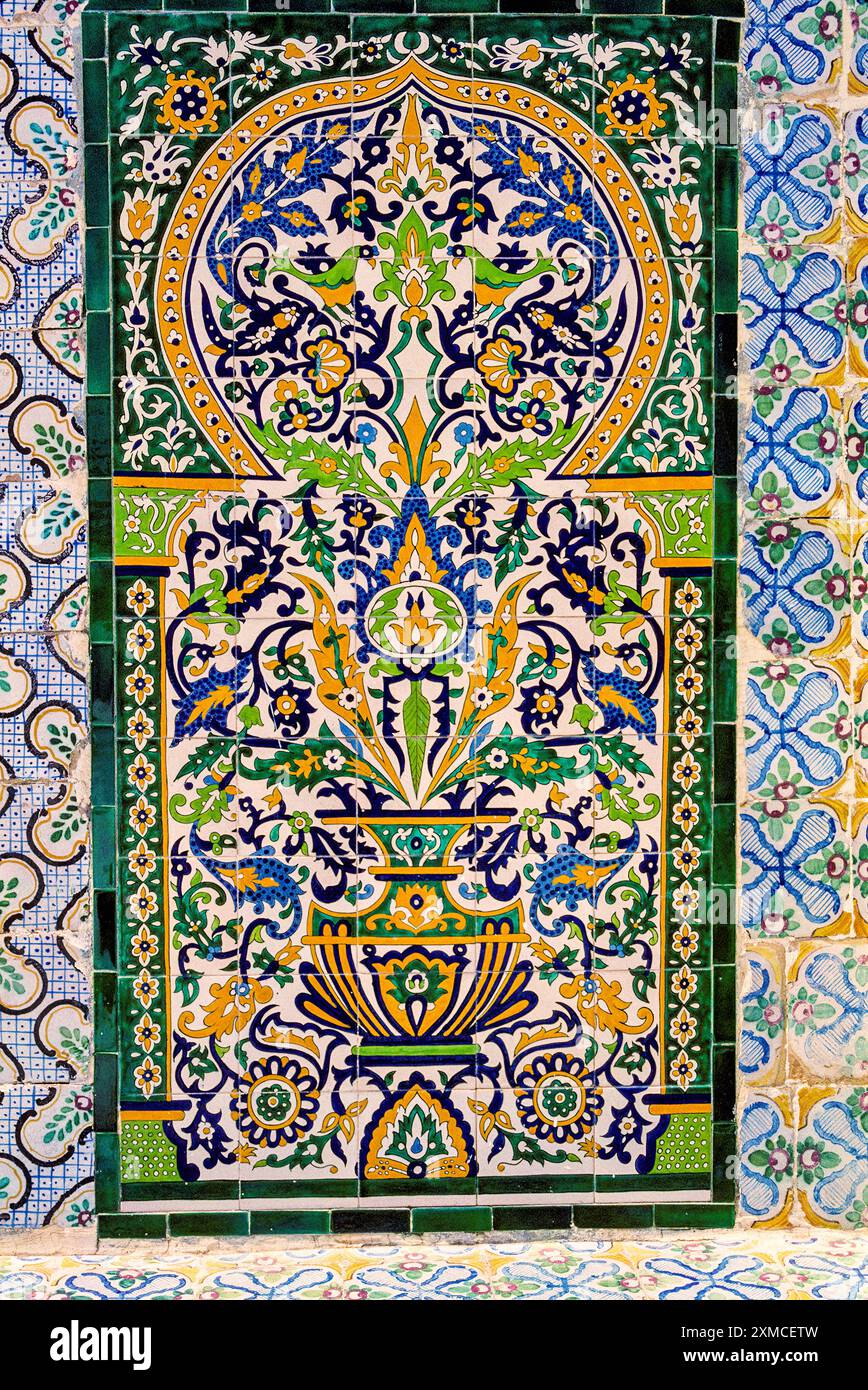 Tunis, Tunisie. Panneau décoratif mural de carreaux de céramique, Médina de Tunis. Banque D'Images