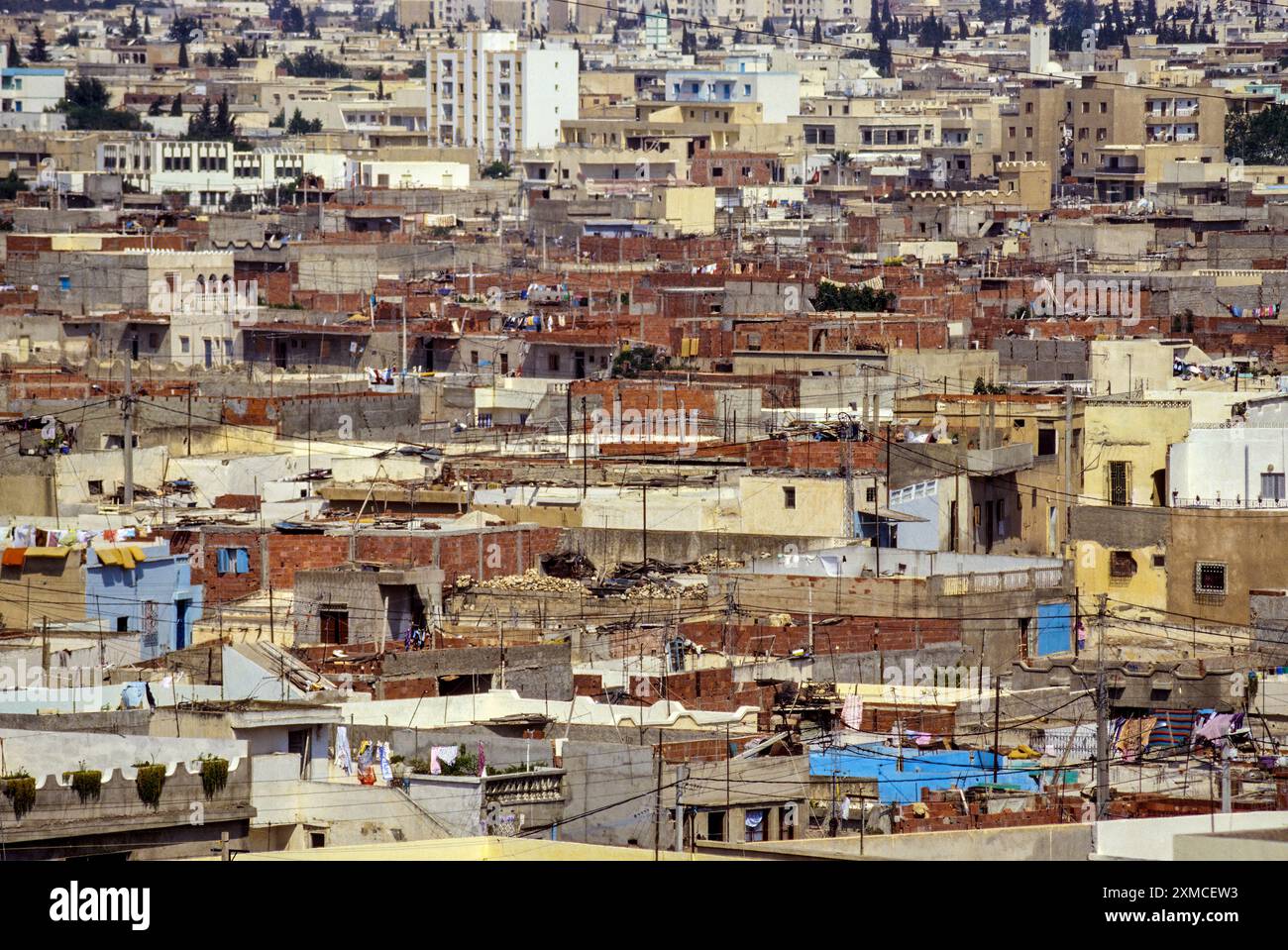 Tunis, Tunisie. Croissance urbaine. Tunis s'étend vers l'Ouest. Vue de logements résidentiels depuis Vantage point près de la Zawiya de Sidi Kacem al-Jalizi. Banque D'Images