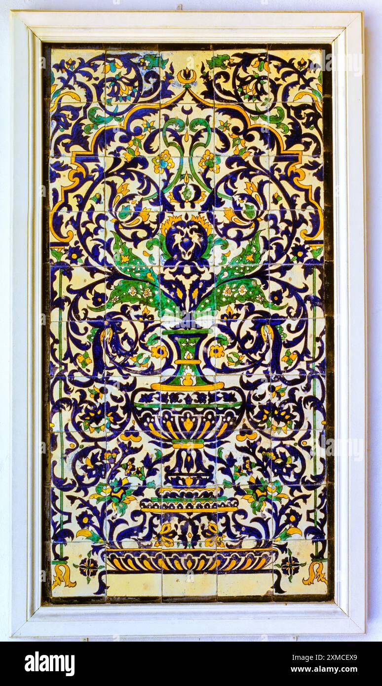 Tunis, Tunisie. Panneau décoratif mural de carreaux de céramique à la Zawiya de Sidi Kacem Al-Jalizi. Banque D'Images