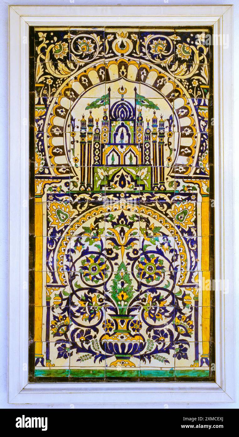 Tunis, Tunisie. Panneau décoratif mural de carreaux de céramique à la Zawiya de Sidi Kacem Al-Jalizi. Banque D'Images