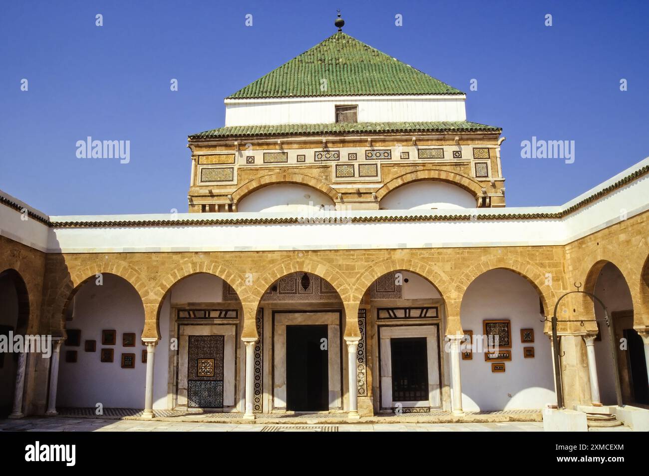 Tunis, Tunisie. Zawiya de Sidi Kacem Al-Jalizi, 17-18 ans. Siècle, restauré 20ème. Siècle. Sidi Kacem, mort en 1496, est la céramique la plus célèbre de Tunisie Banque D'Images