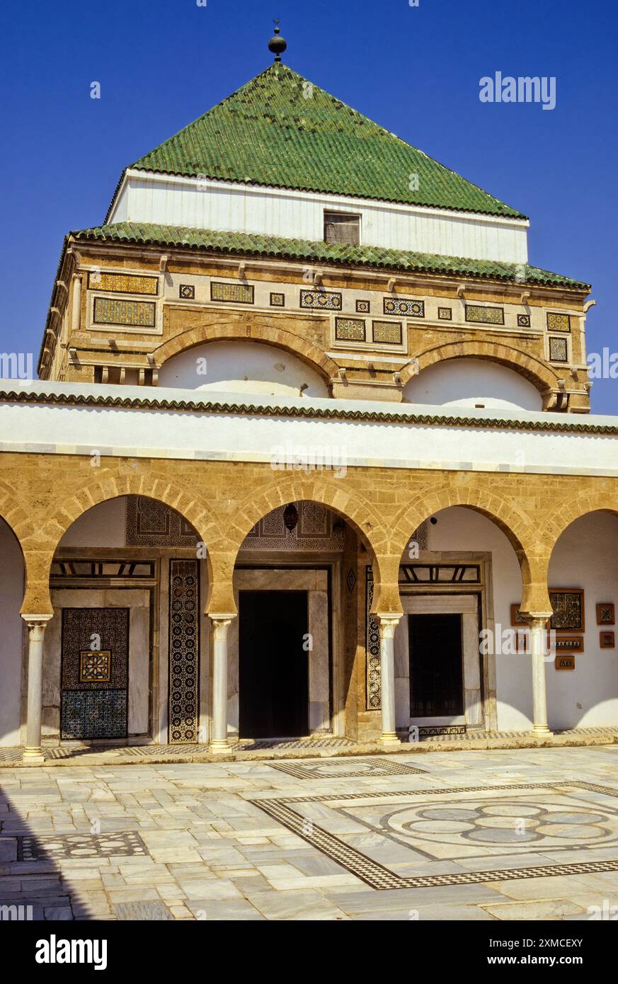 Tunis, Tunisie. Cour de Zawiya de Sidi Kacem Al-Jalizi, 17ème-18ème. Siècle, restauré 20ème. Siècle. Sidi Kacem, décédé en 1496, est le plus fa de Tunisie Banque D'Images