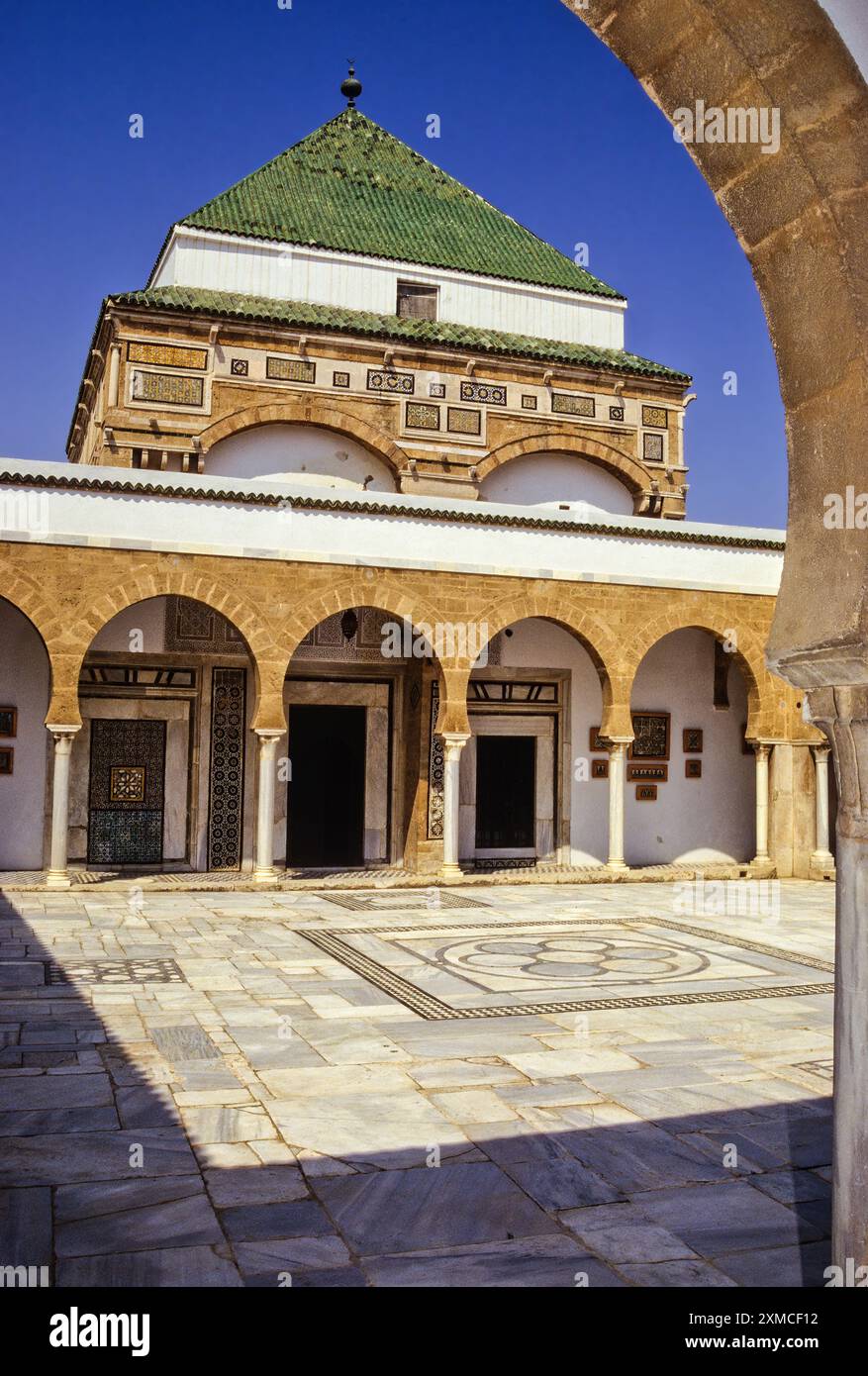 Tunis, Tunisie. Cour de Zawiya de Sidi Kacem Al-Jalizi, 17ème-18ème. Siècle, restauré 20ème. Siècle. Sidi Kacem, mort en 1496, est le plus f de Tunisie Banque D'Images