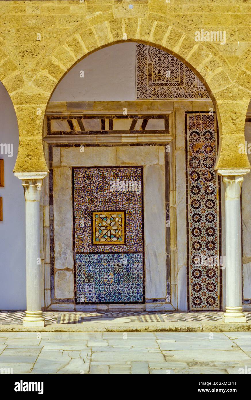 Tunis, Tunisie. Exemples de l'œuvre de Sidi Kacem Al-Jalizi, mort en 1496. Sidi Kacem est l'artiste céramique le plus célèbre de Tunisie. Banque D'Images