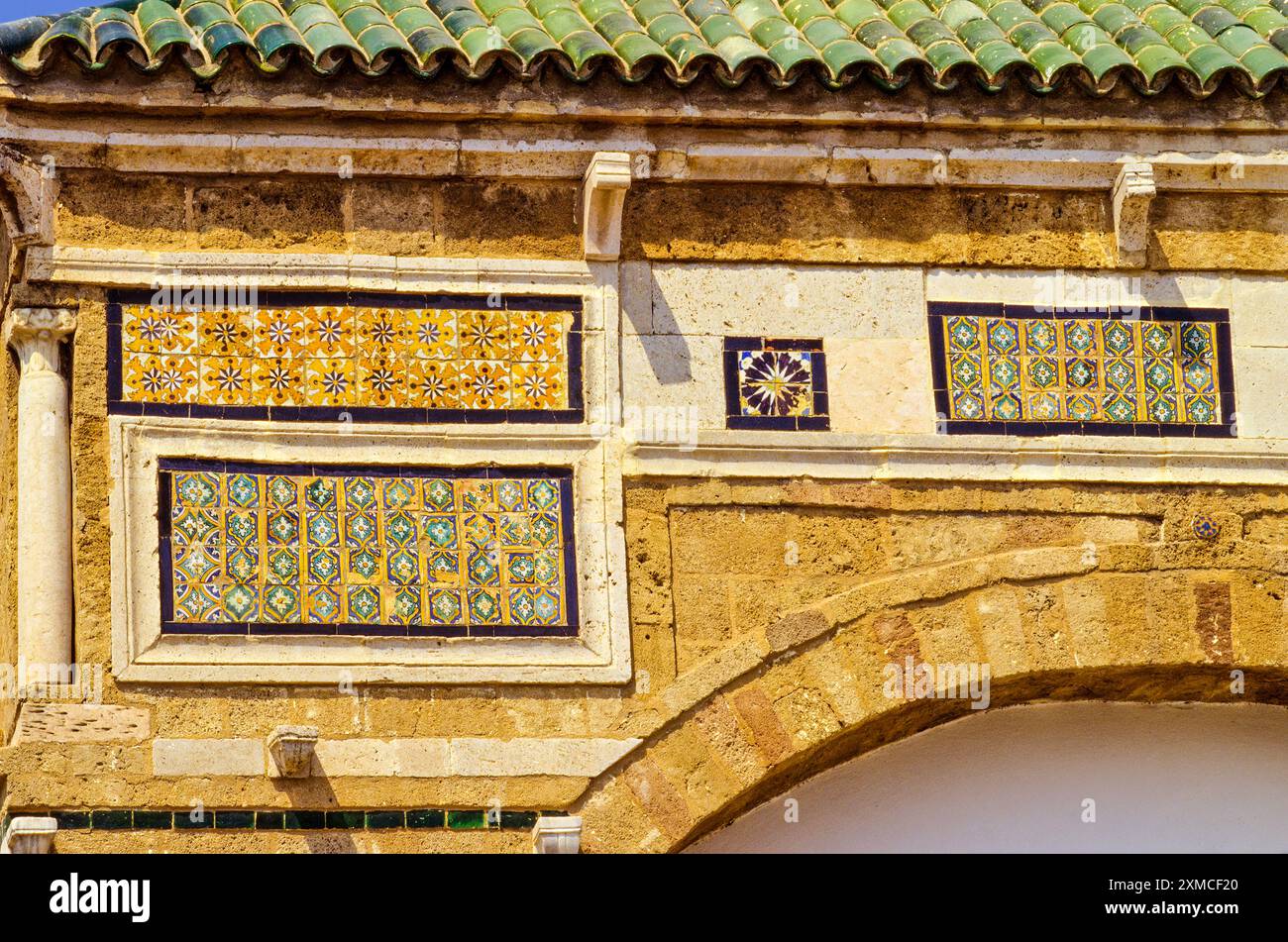 Tunis, Tunisie. Exemples de l'œuvre de Sidi Kacem Al-Jalizi, mort en 1496. Sidi Kacem est l'artiste céramique le plus célèbre de Tunisie. Zawiya de Sidi Kacem Banque D'Images