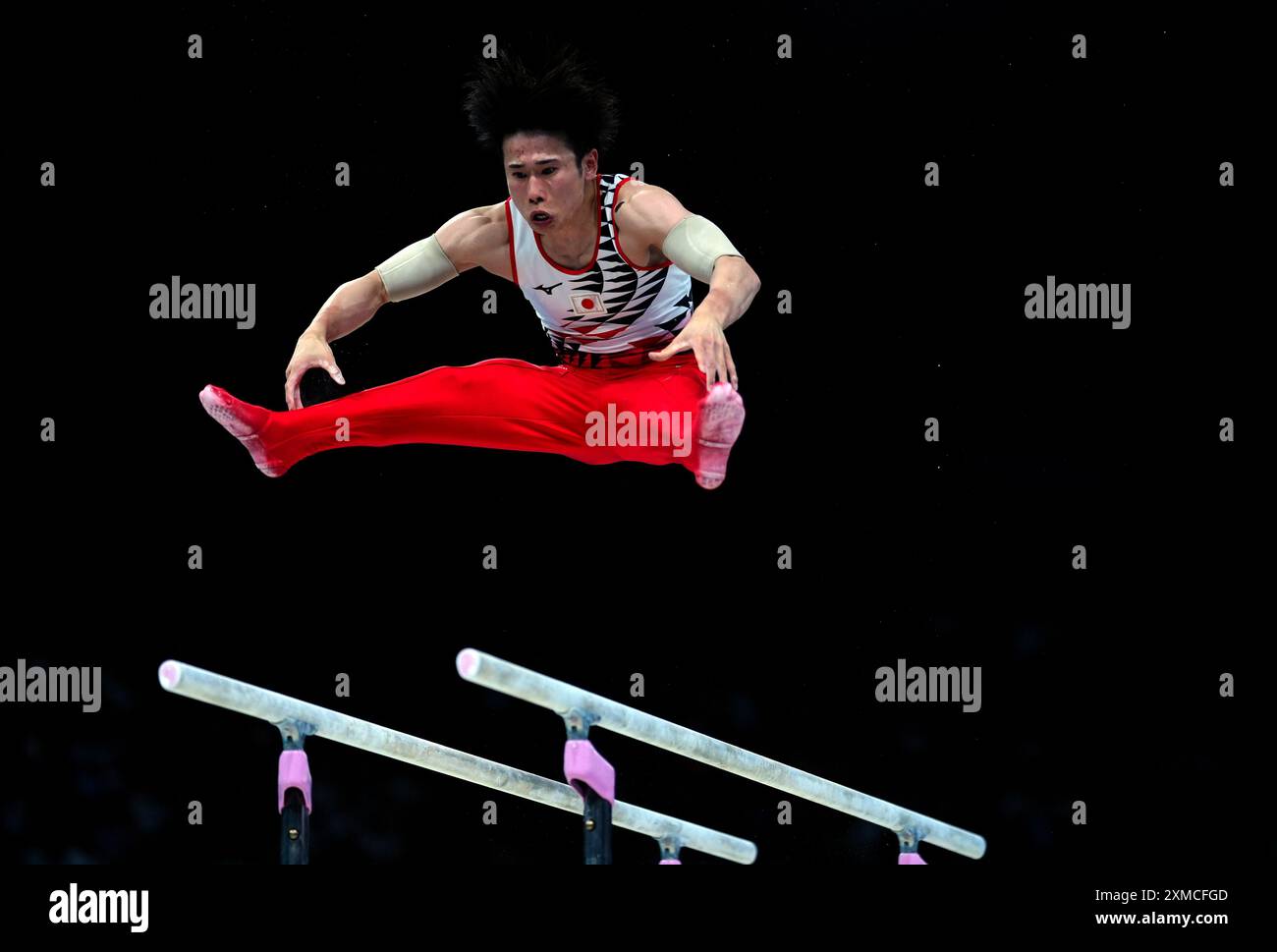 Le Japonais Kazuma Kaya se produit sur les bars parallèles lors de la gymnastique artistique, qualification masculine à la Bercy Arena le premier jour des Jeux Olympiques de Paris 2024 en France. Date de la photo : samedi 27 juillet 2024. Banque D'Images