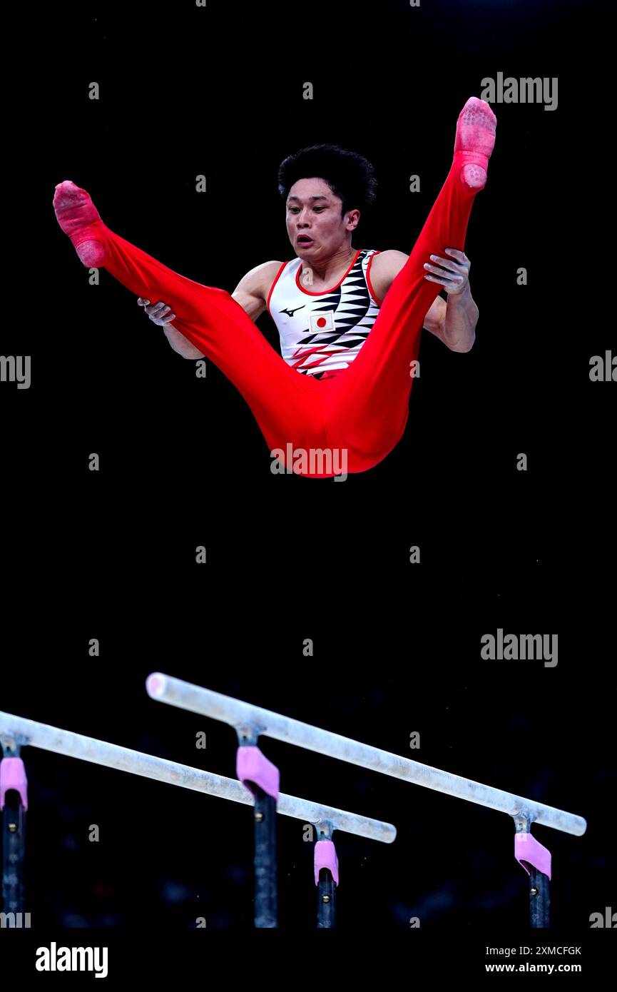 Le Japonais Wataru Tanigawa se produit sur les barres parallèles lors de la gymnastique artistique, qualification masculine à la Bercy Arena le premier jour des Jeux Olympiques de Paris 2024 en France. Date de la photo : samedi 27 juillet 2024. Banque D'Images