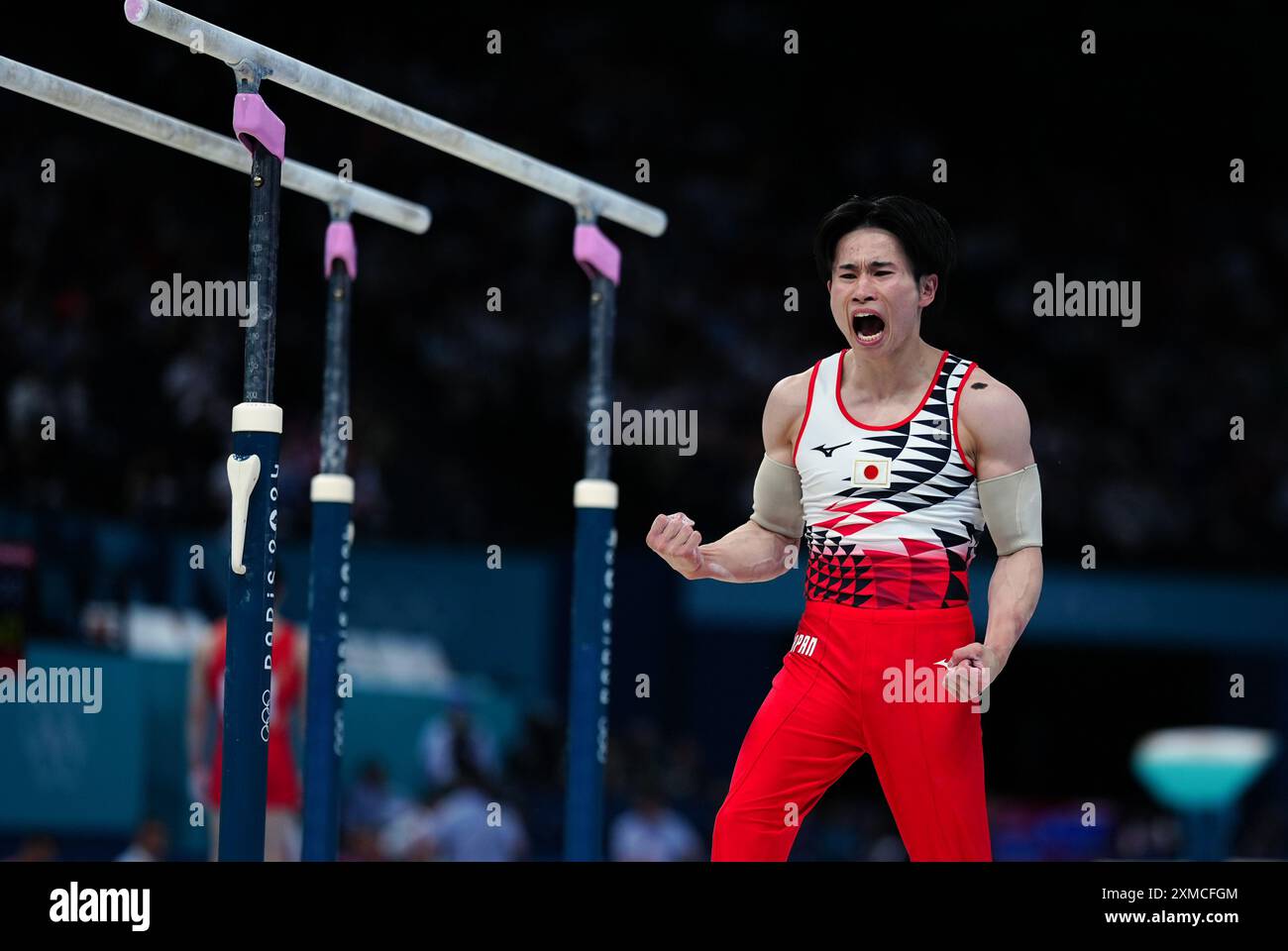 Le Japonais Kazuma Kaya réagit en suivant sa routine sur les barres parallèles lors de la gymnastique artistique, qualification masculine à la Bercy Arena le premier jour des Jeux Olympiques de Paris 2024 en France. Date de la photo : samedi 27 juillet 2024. Banque D'Images