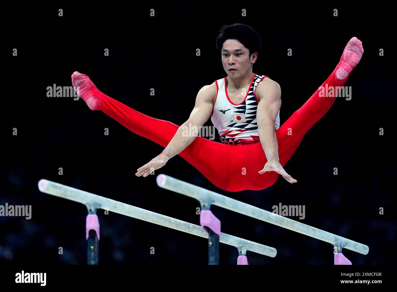 Le Japonais Wataru Tanigawa se produit sur les barres parallèles lors de la gymnastique artistique, qualification masculine à la Bercy Arena le premier jour des Jeux Olympiques de Paris 2024 en France. Date de la photo : samedi 27 juillet 2024. Banque D'Images