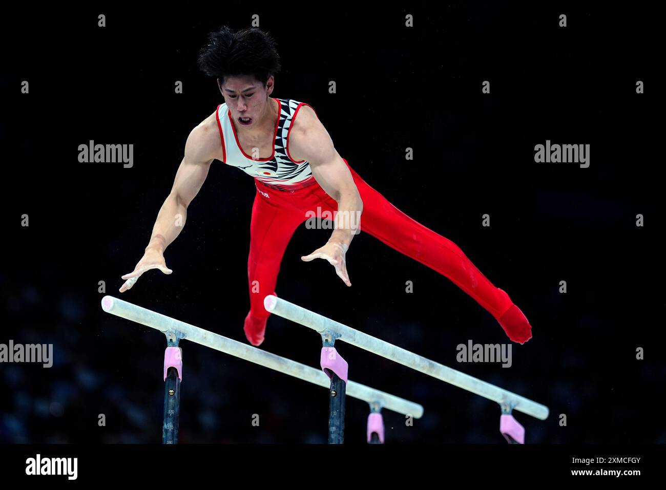 Le Japonais Daiki Hashimoto se produit sur les barres parallèles lors de la gymnastique artistique, qualification masculine à la Bercy Arena le premier jour des Jeux Olympiques de Paris 2024 en France. Date de la photo : samedi 27 juillet 2024. Banque D'Images