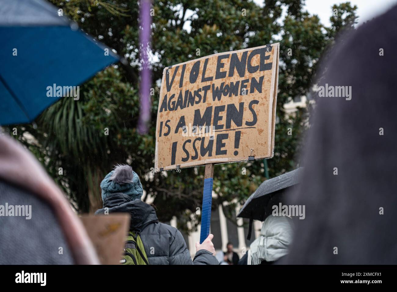 Melbourne, Australie. 27 juillet 2024. Pendant la manifestation, un manifestant tient une pancarte qui dit "la violence contre les femmes est un problème masculin". Malgré la pluie, les gens se sont rassemblés pour protester contre les violences faites aux femmes, après que 54 femmes ont été tuées cette année en raison de violences domestiques, les auteurs de ces violences étant principalement des hommes. Les manifestants appellent le gouvernement australien à agir. Crédit : SOPA images Limited/Alamy Live News Banque D'Images
