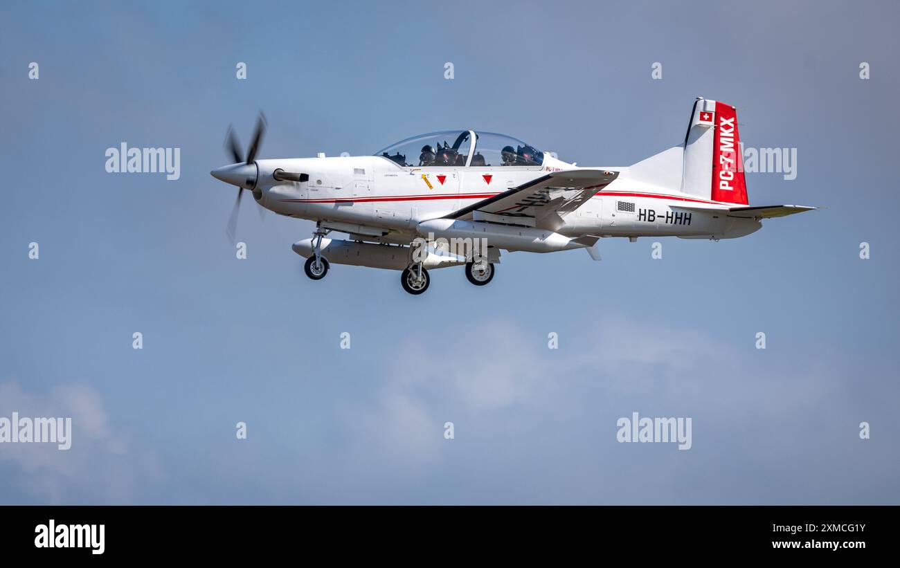 Pilatus PC-7 MKX, arrivée à la RAF Fairford pour participer à l'exposition statique au Royal International Air Tattoo 2024. Banque D'Images