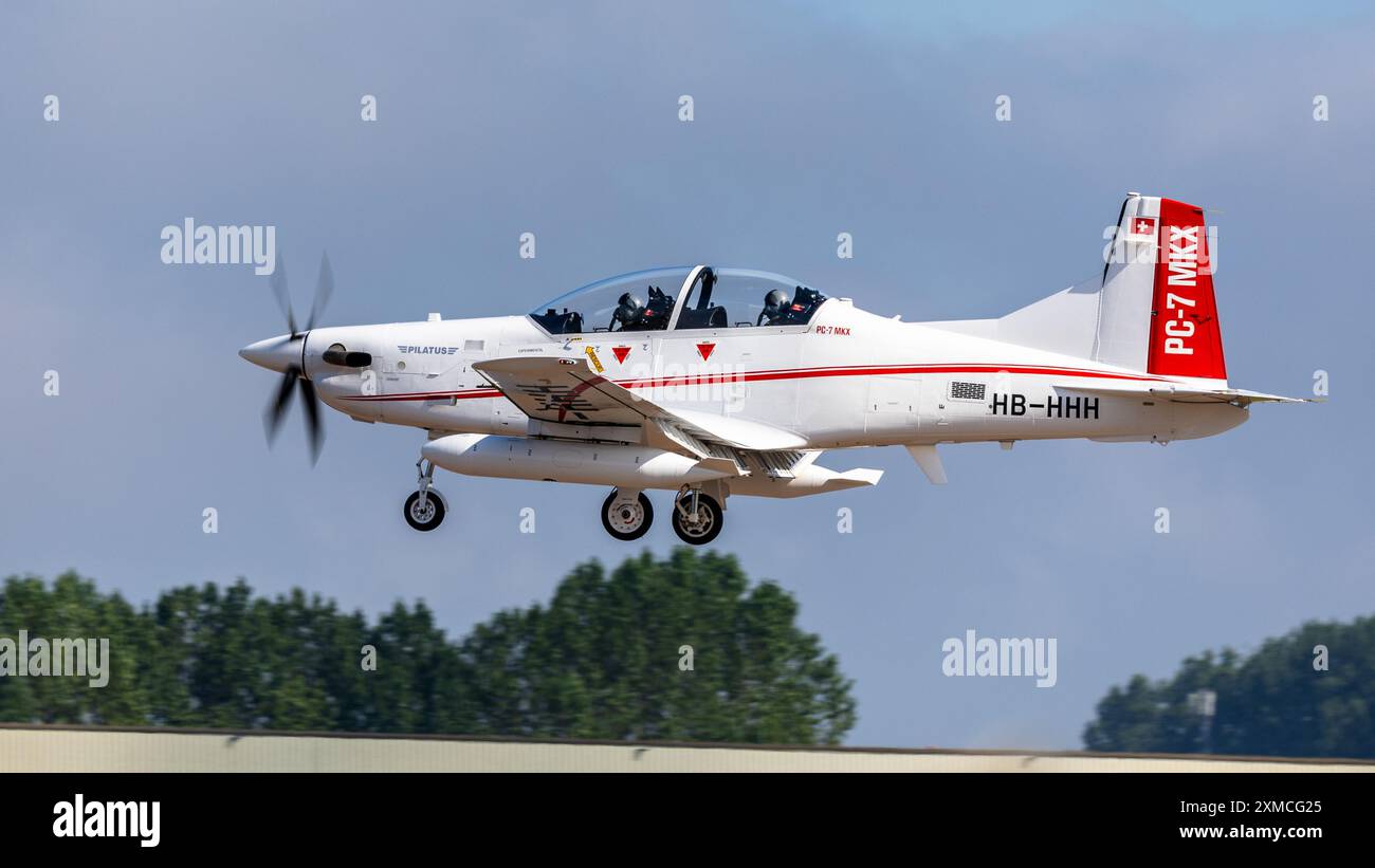 Pilatus PC-7 MKX, arrivée à la RAF Fairford pour participer à l'exposition statique au Royal International Air Tattoo 2024. Banque D'Images
