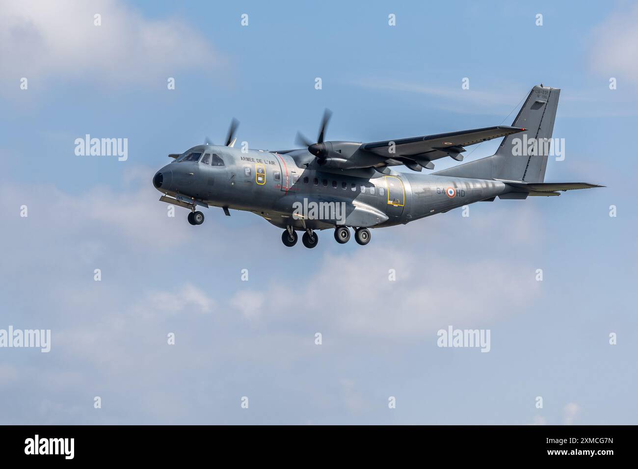 Forces aériennes et spatiales françaises - avion de transport tactique CASA CN-235 arrivant à RAF Fairford à PERFORM au Royal International Air Tattoo 2024. Banque D'Images