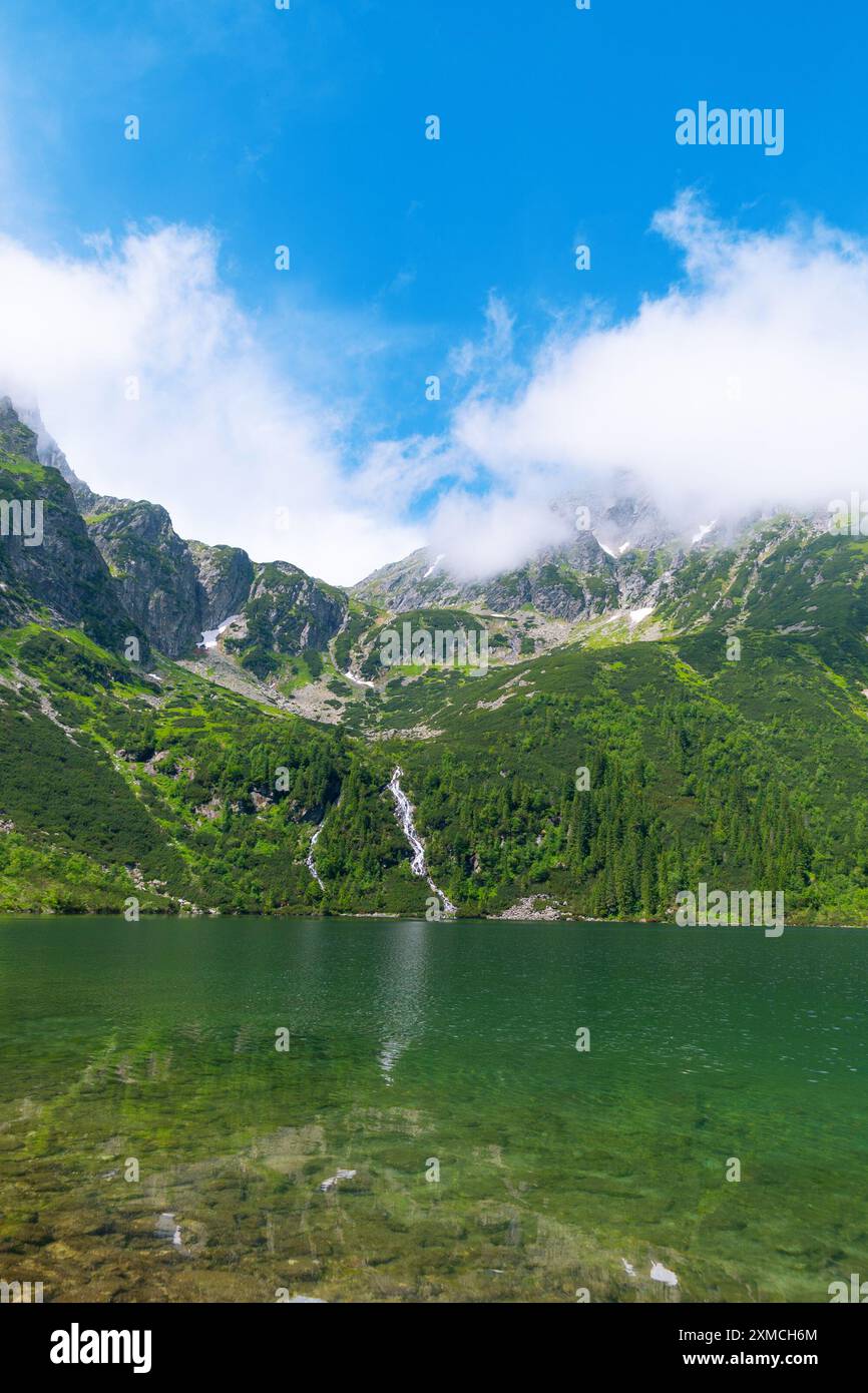 Morskie Oko, ou œil de la mer. Magnifique lac de montagne. Vue sur la cascade de Dwoista Siklawa. Paysage d'été dans les Tatras, Pologne. Banque D'Images