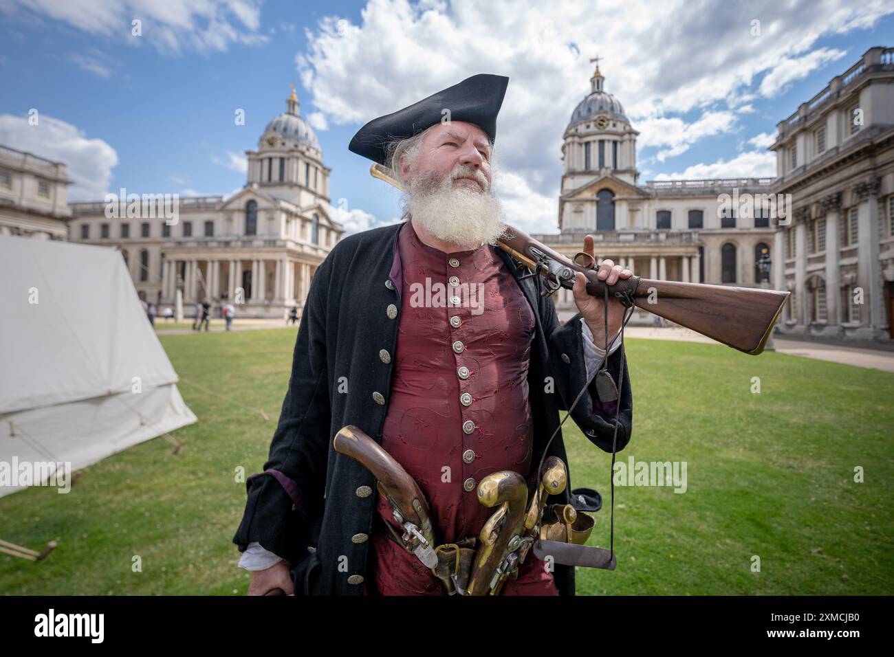 Londres, Royaume-Uni. 27 juillet 2024. James, le maître artilleur, pose avec son arsenal. Le week-end de l'âge d'or de la piraterie s'est tenu sur les pelouses herbeuses de l'Old Royal Naval College à Greenwich. « L’âge d’or de la piraterie » est généralement défini comme la période entre 1650 et 1720, au cours de laquelle plus de 5 000 pirates auraient navigué sur les mers. Crédit : Guy Corbishley/Alamy Live News Banque D'Images