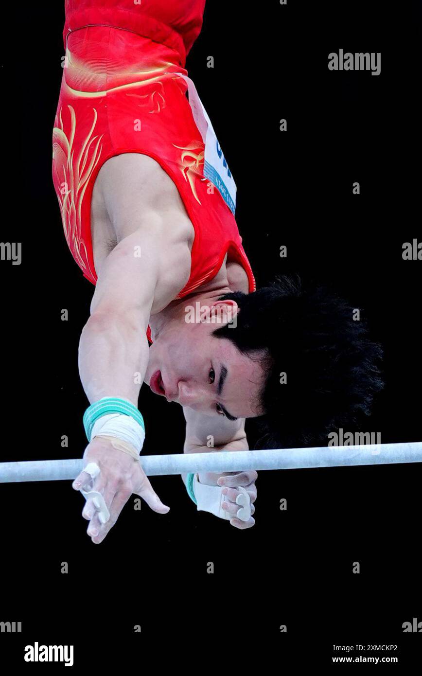 Le Chinois Zhang Boheng se produit sur la barre horizontale lors de la gymnastique artistique, qualification masculine à la Bercy Arena le premier jour des Jeux Olympiques de Paris 2024 en France. Date de la photo : samedi 27 juillet 2024. Banque D'Images