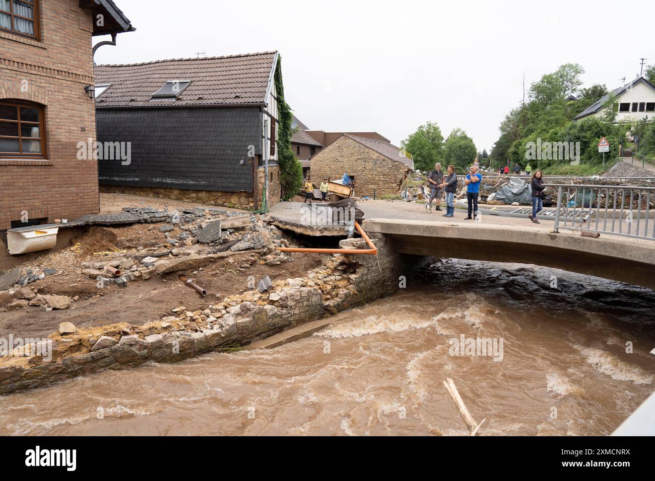 Inondations en Rhénanie-du-Nord-Westphalie, le village d'Iversheim sur l'Erft a été presque complètement inondé de dommages à presque tous les bâtiments et la route Banque D'Images