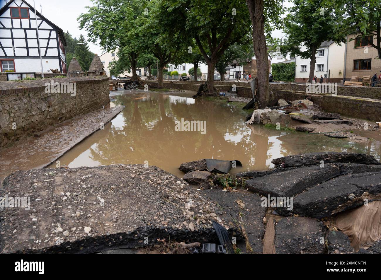 Inondations en Rhénanie-du-Nord-Westphalie, le village d'Iversheim sur l'Erft a été presque complètement inondé de dommages à presque tous les bâtiments et la route Banque D'Images