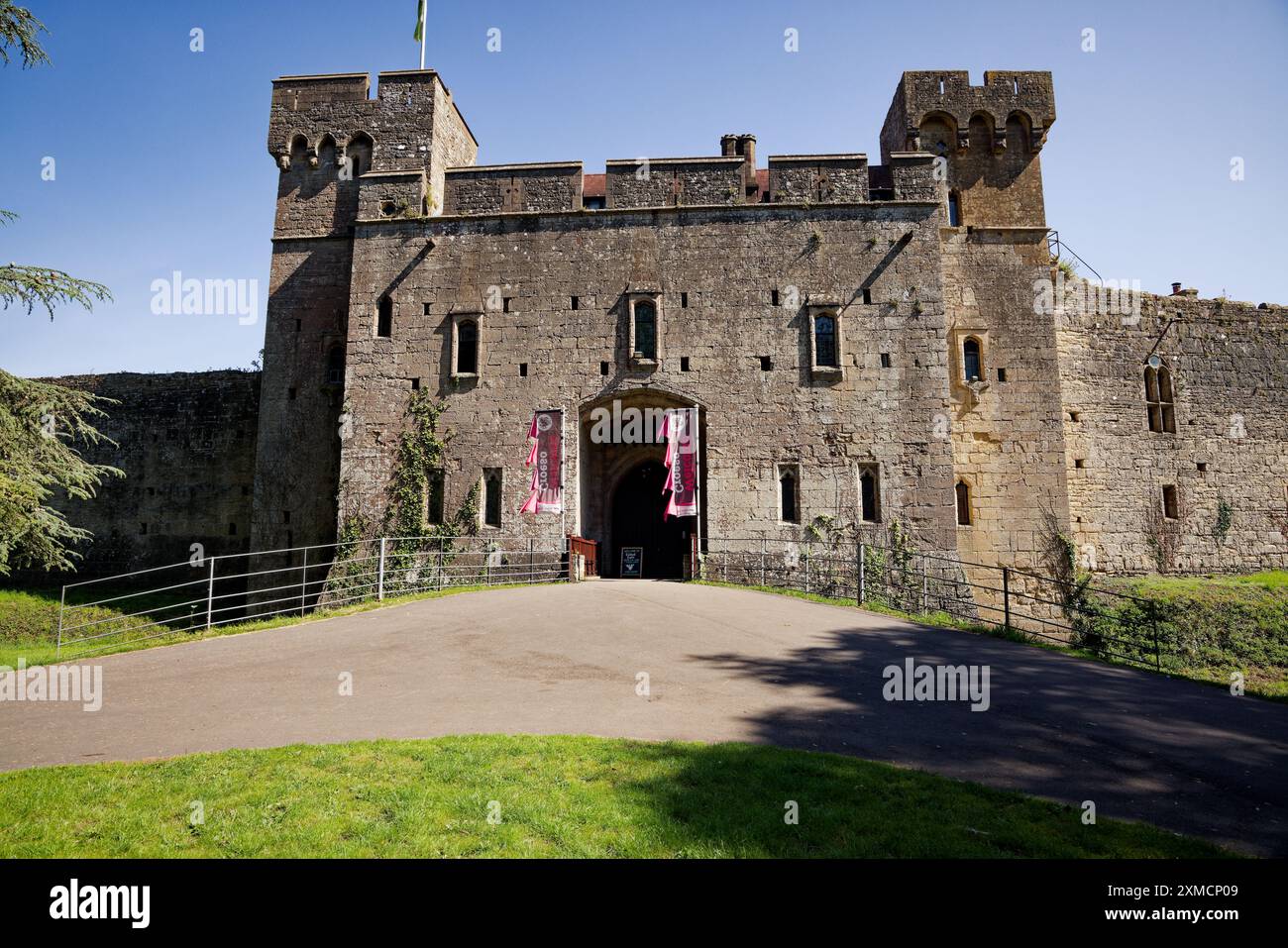 Le château de Caldicott se prélasse du soleil d'été gallois Banque D'Images