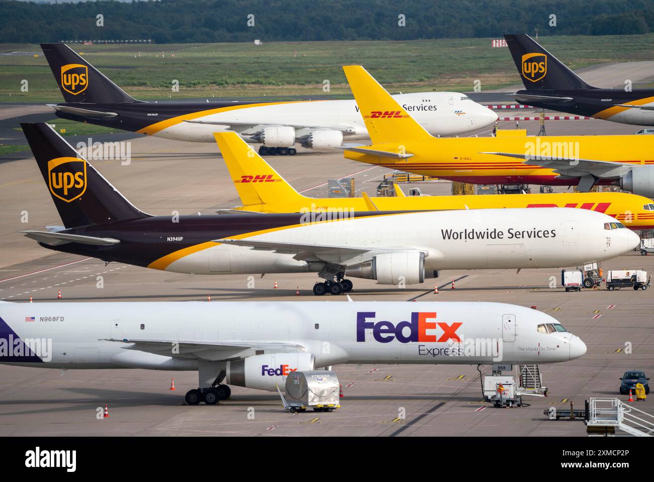 Aéroport de Cologne-Bonn, CGN, Rhénanie du Nord-Westphalie, Allemagne, Aéroport de Cologne-Bonn, CGN, avions cargo debout devant le centre de fret aérien, étant Banque D'Images