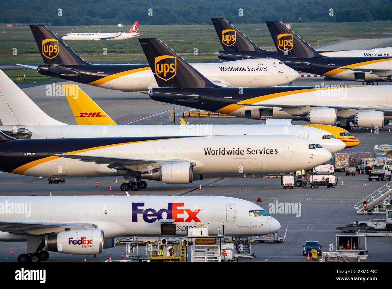 Aéroport de Cologne-Bonn, CGN, Rhénanie du Nord-Westphalie, Allemagne, Aéroport de Cologne-Bonn, CGN, avions cargo debout devant le centre de fret aérien, étant Banque D'Images