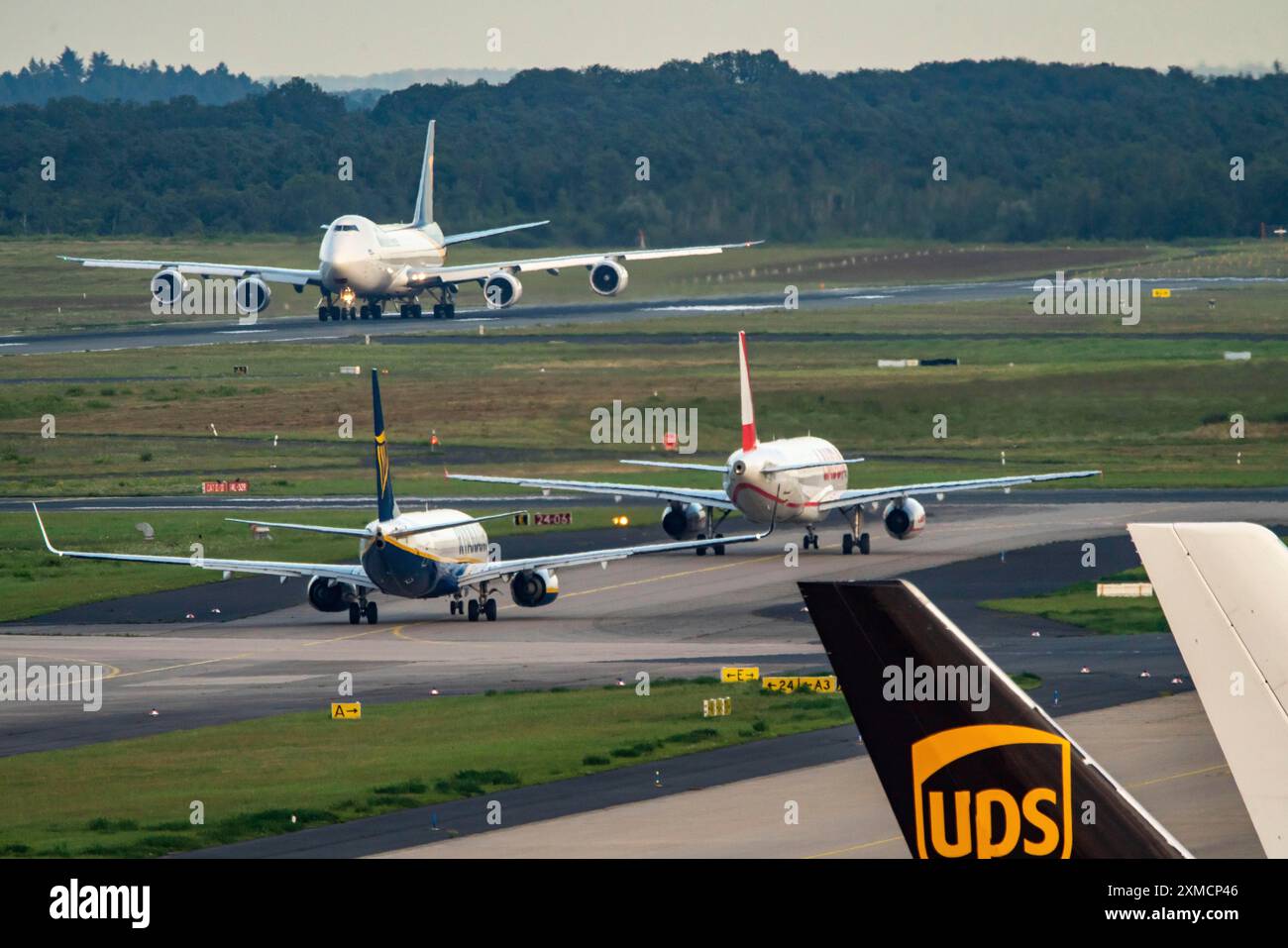 Aéroport de Cologne-Bonn, CGN, Rhénanie du Nord-Westphalie, Allemagne, Aéroport de Cologne-Bonn, CGN, avions cargo se tiennent devant le centre de fret aérien, étant Banque D'Images