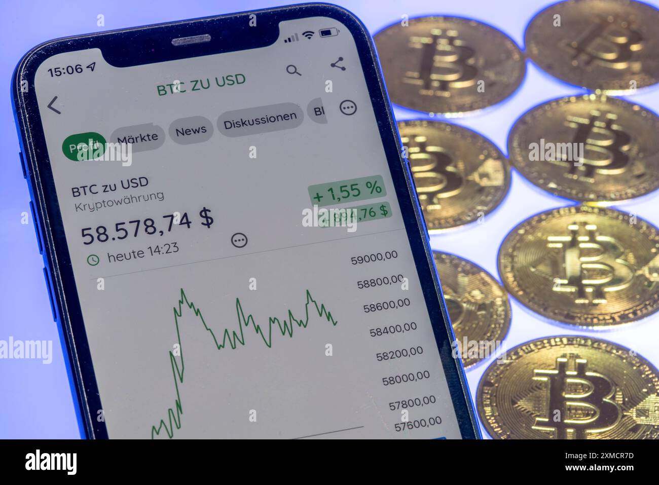 Graphique, bitcoin et US dollar. Finances trading. Dollar bills portant sur  un ordinateur portable avec les graphiques de bitcoin un arrière-plan flou  photo verticale Photo Stock - Alamy