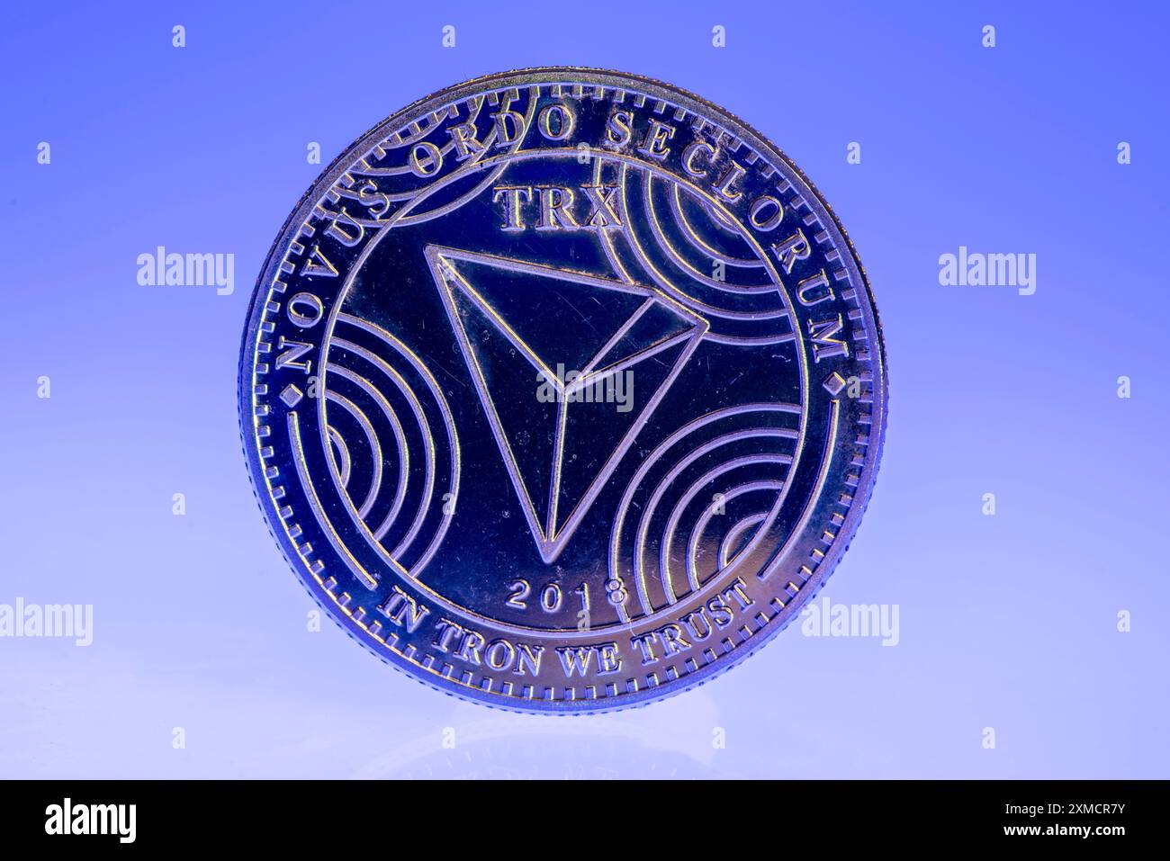 Tron, TRX, crypto-monnaie, pièce de symbole, espace réservé visuel pour la  monnaie numérique, blockchain, cours boursiers Photo Stock - Alamy