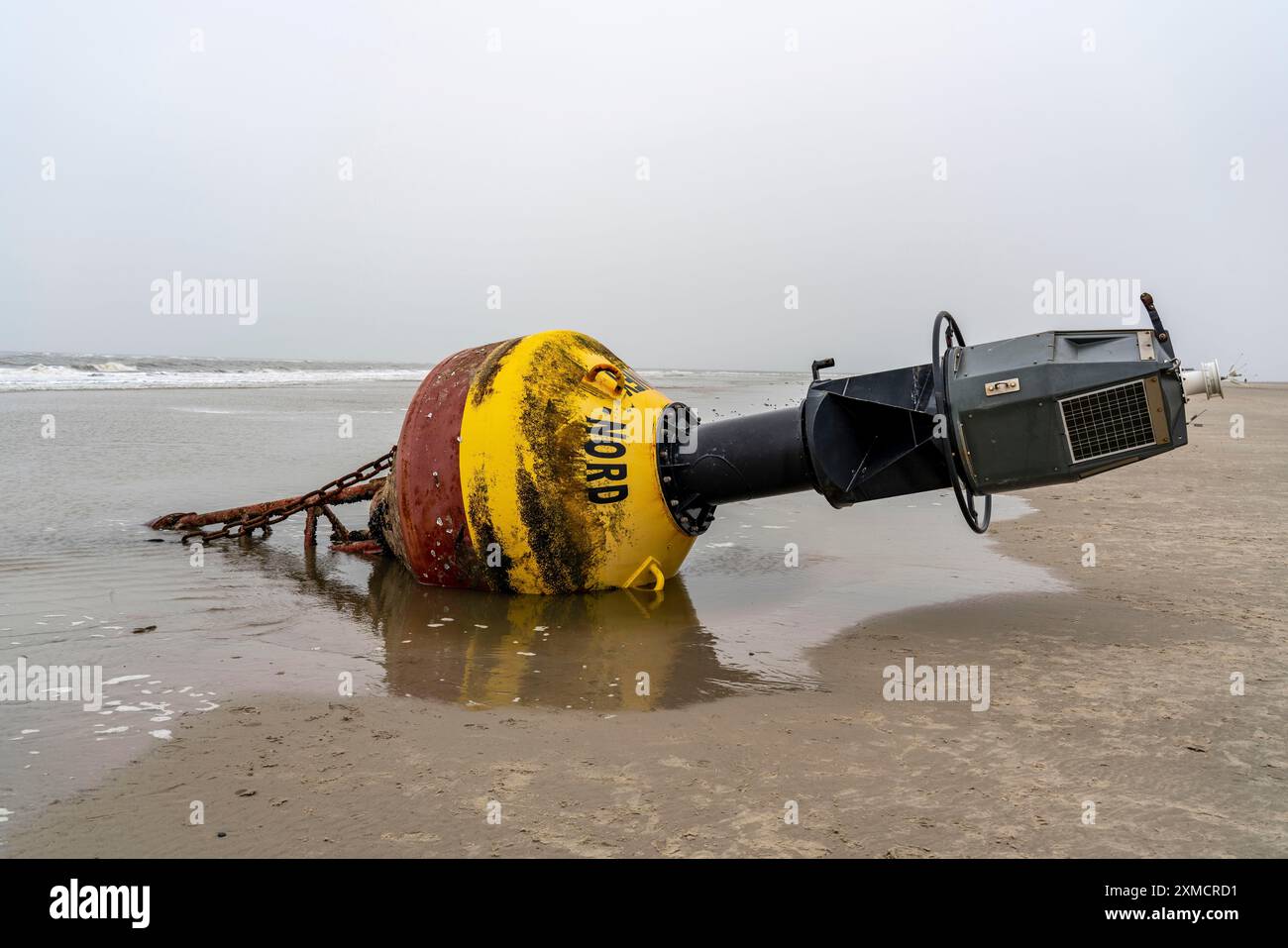 Bouée échouée, marque de mer, détachée dans une tempête, à l'origine au large de l'île de Norderney dans la mer du Nord, site du patrimoine mondial de la mer des Wadden, mer du Nord Banque D'Images