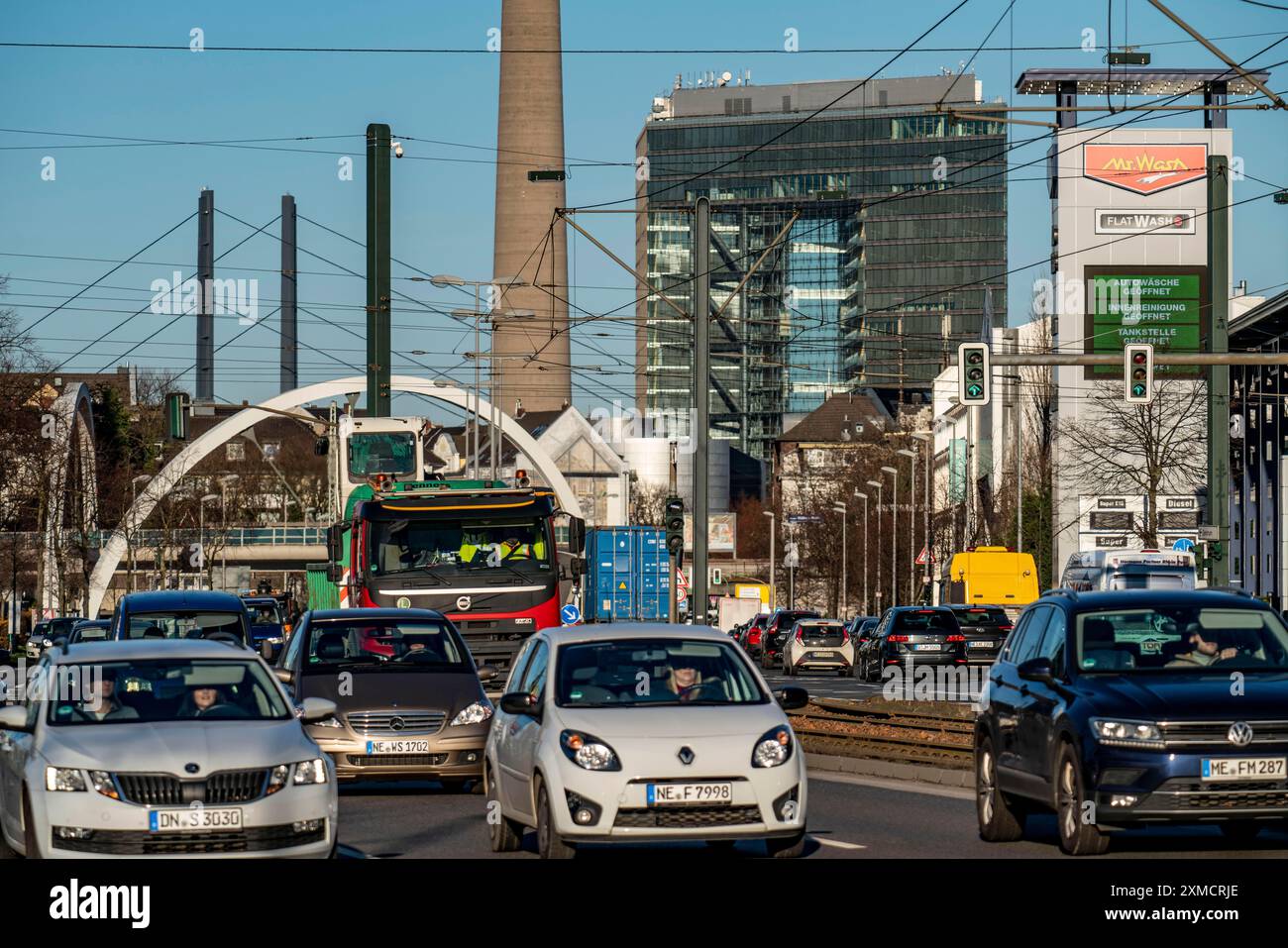 Duesseldorf, Voelklinger Strasse, route fédérale B1, trafic du centre-ville, pont de transition vers le port de la ville, port des médias, derrière la porte de la ville Banque D'Images