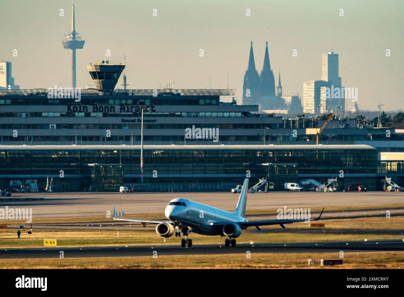 Avion décollant à l'aéroport de Cologne-Bonn, bâtiment terminal 1, horizon avec la cathédrale de Cologne CGN, Cologne, Rhénanie du Nord-Westphalie, Allemagne Banque D'Images