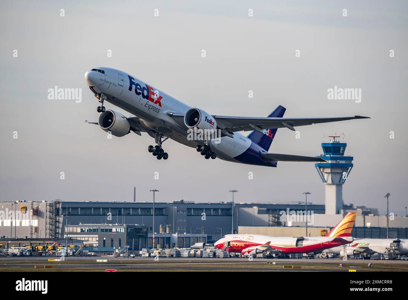 Avion cargo, à l'aéroport de Cologne-Bonn, Boeing 777-FS2 de FedEx, au décollage CGN, Cologne, Rhénanie du Nord-Westphalie, Allemagne Banque D'Images