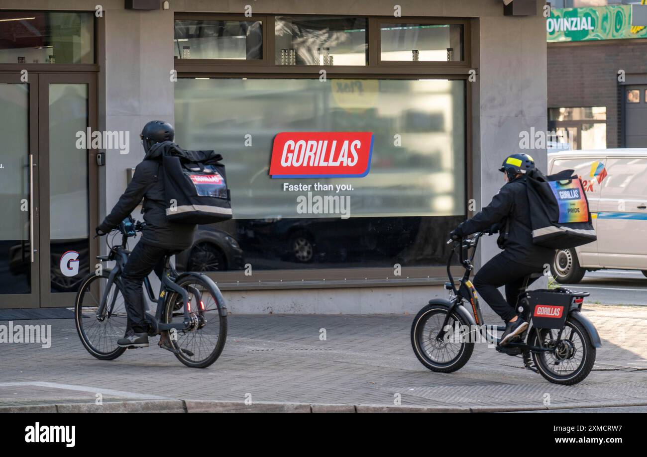 Transporteur à vélo du service de livraison rapide Gorillas, livre des produits d'épicerie, actuellement dans plus de 20 villes allemandes, en 10 minutes, commandes via an Banque D'Images