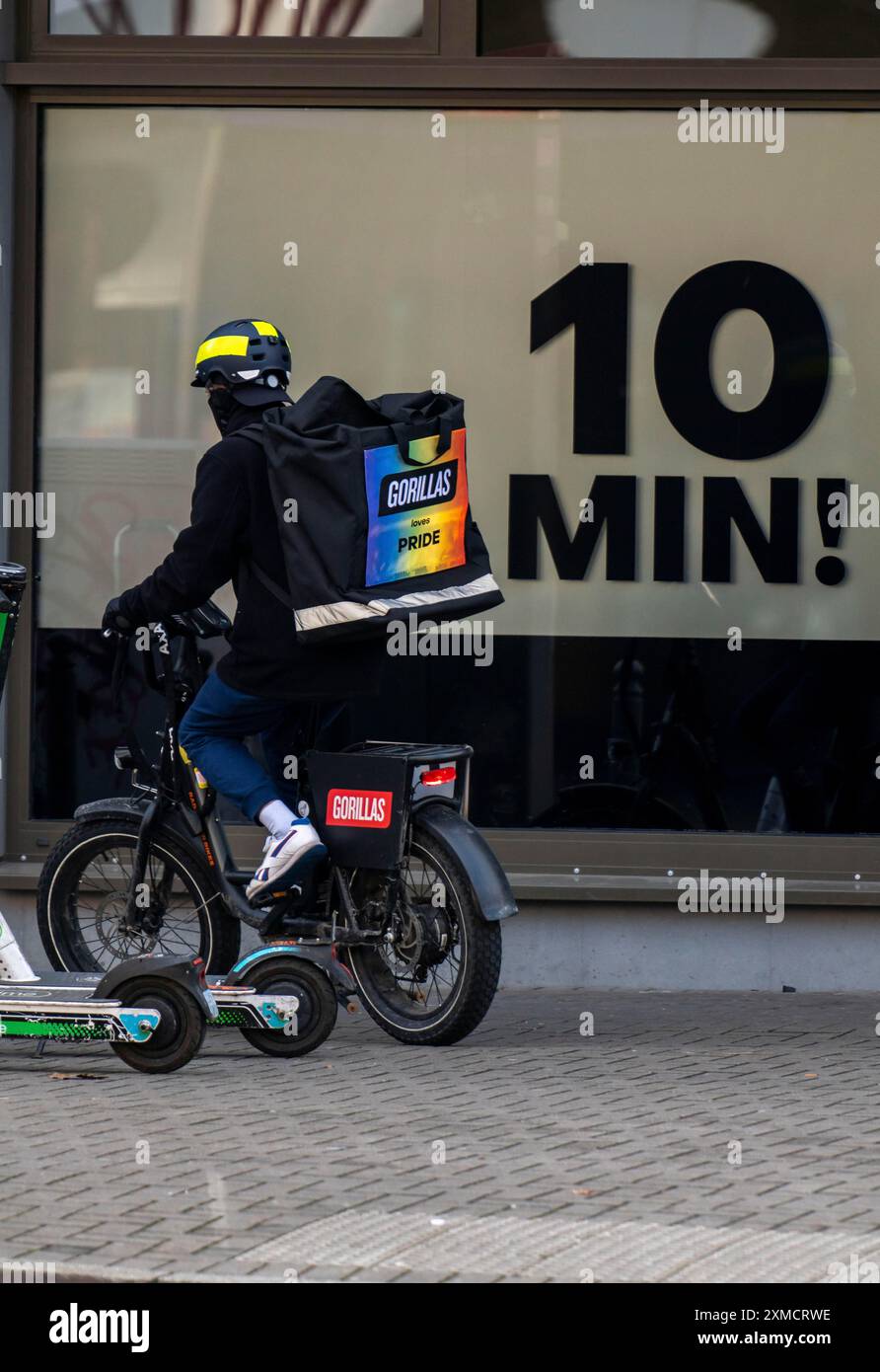 Transporteur à vélo du service de livraison rapide Gorillas, livre des produits d'épicerie, actuellement dans plus de 20 villes allemandes, en 10 minutes, commandes via an Banque D'Images