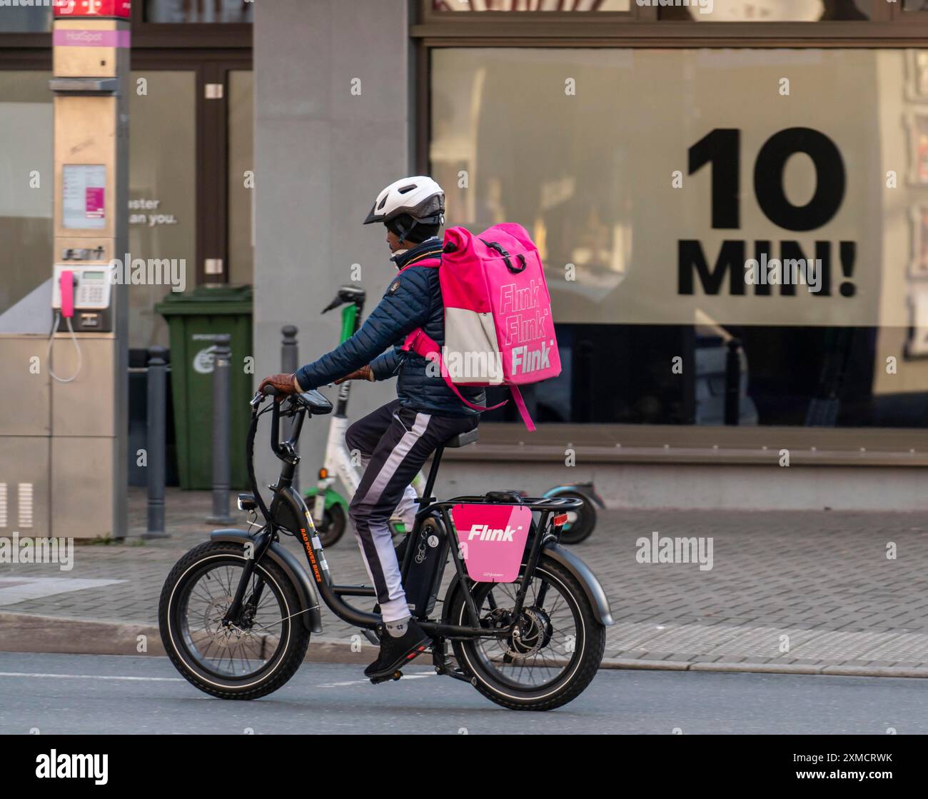 Transporteur à vélo du service de livraison rapide Flink, livre des produits d'épicerie, actuellement dans plus de 40 villes allemandes, en 10 minutes, commandes via une application Banque D'Images