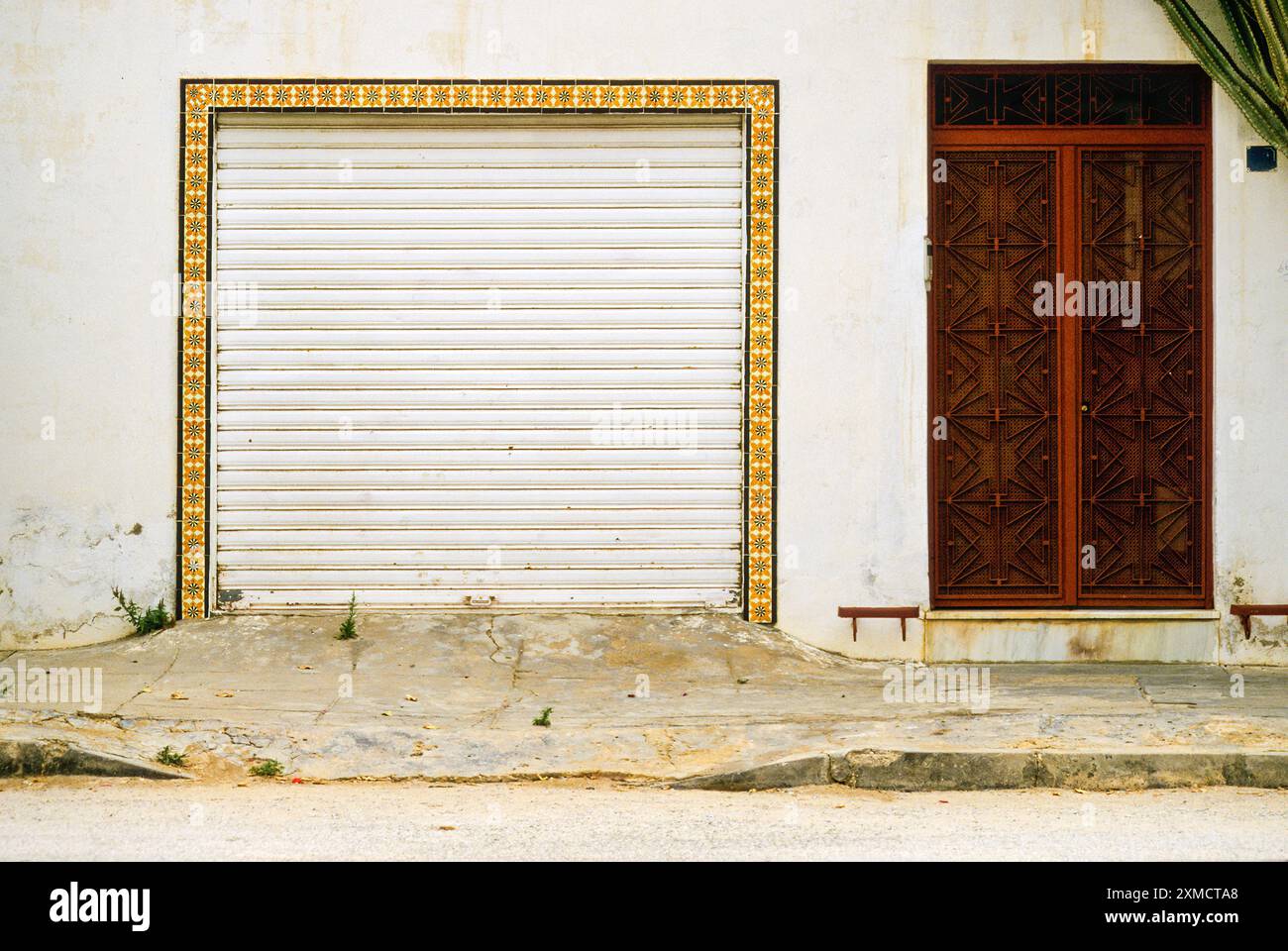 La céramique, Nabeul, Tunisie. Patte du Lion 'tuile' décrivant la conception d'entrée de garage, maison privée. Banque D'Images