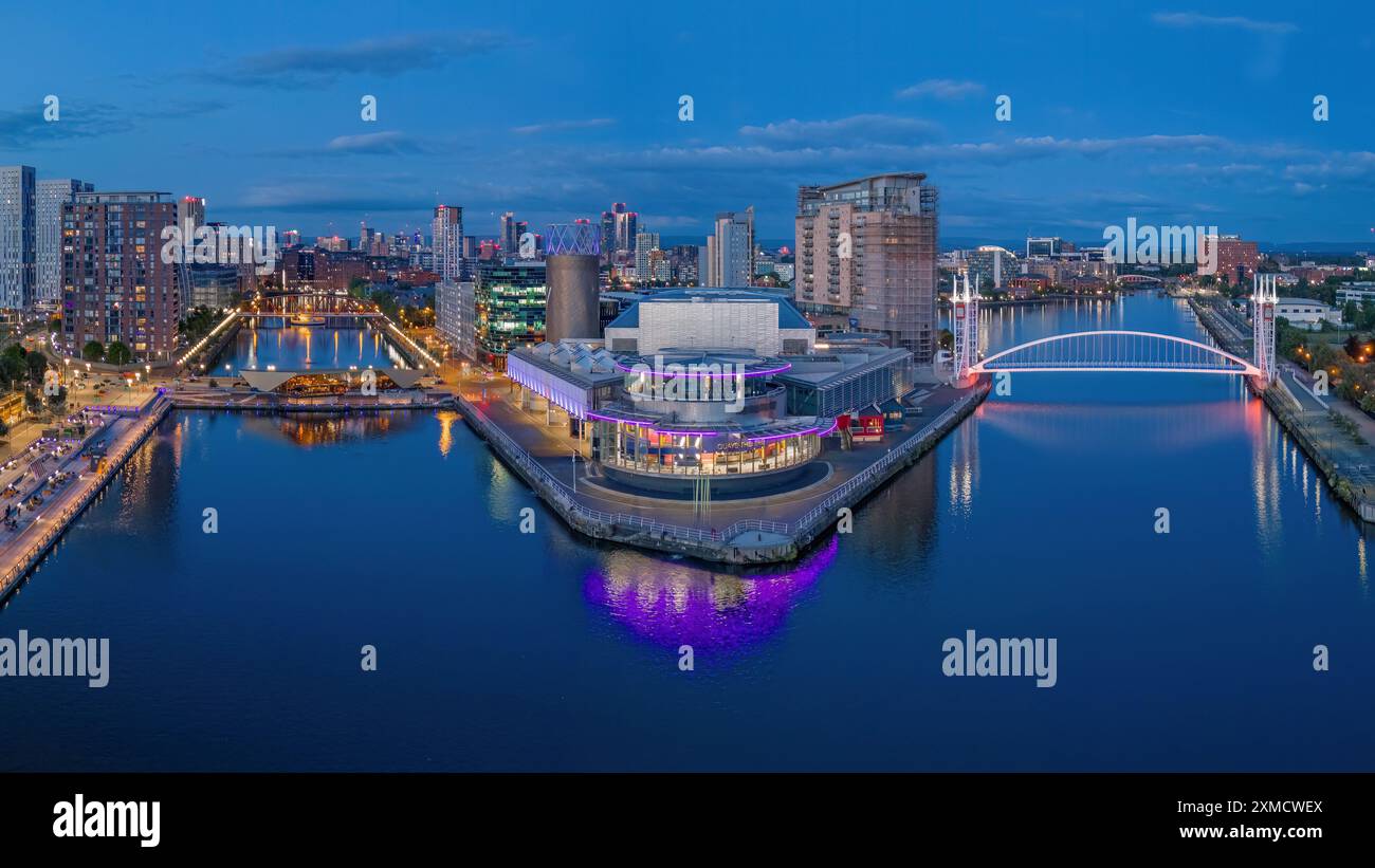 Manchester, Angleterre Ariel vue de Salford Quays, front de mer, Imperial War Museum, BBC Studios, HE Lowry. Horizon de Manchester, Old Trafford au crépuscule Banque D'Images