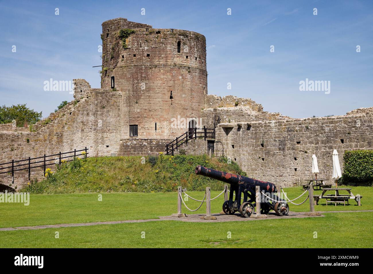 Le château de Caldicott se prélasse du soleil d'été gallois Banque D'Images