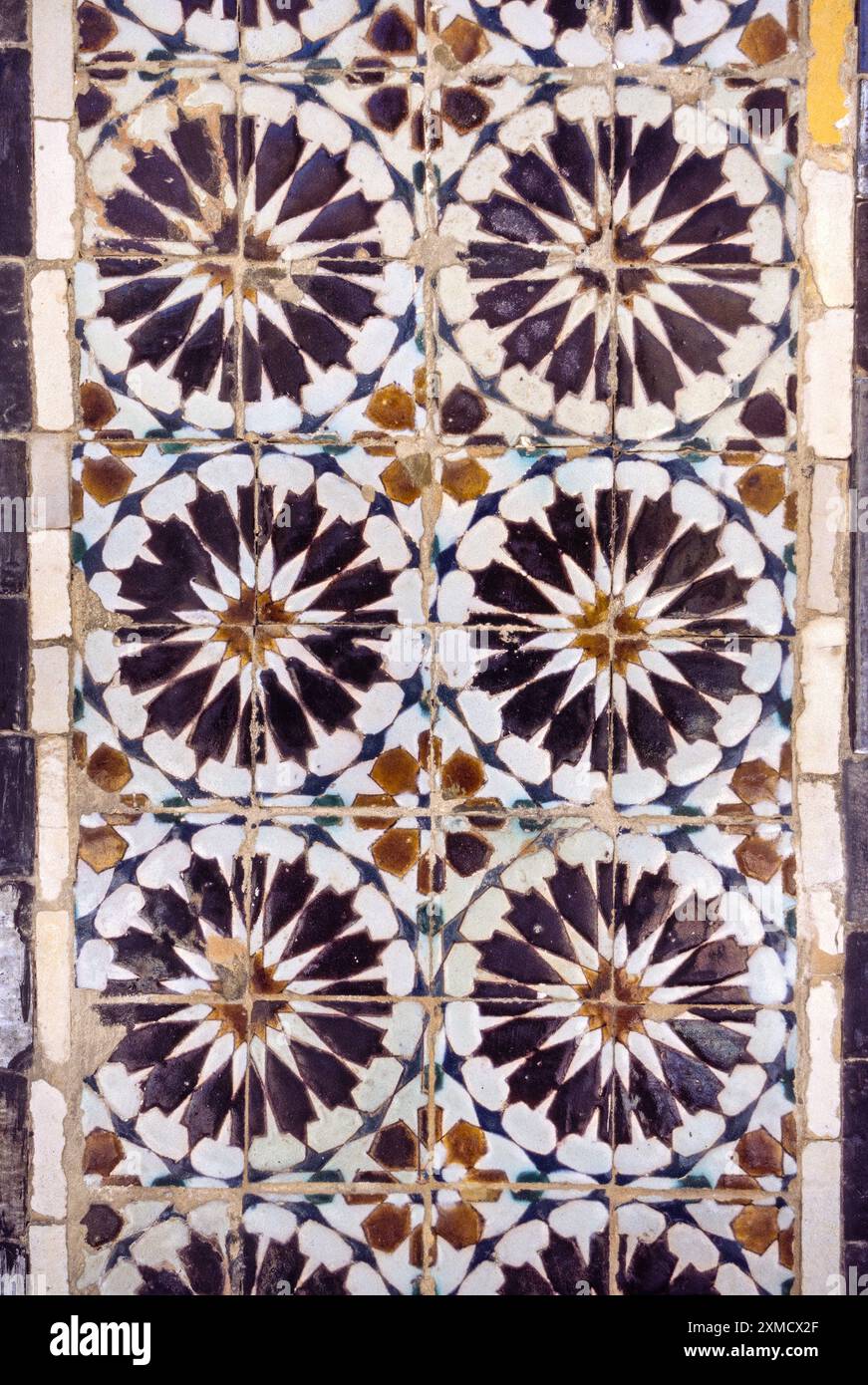 Céramique, Tunis Médina, Tunisie. Tuiles médiévales, technique de Cuerda Seca, Zawiya de Sidi Kacen El-Jalizi. Banque D'Images