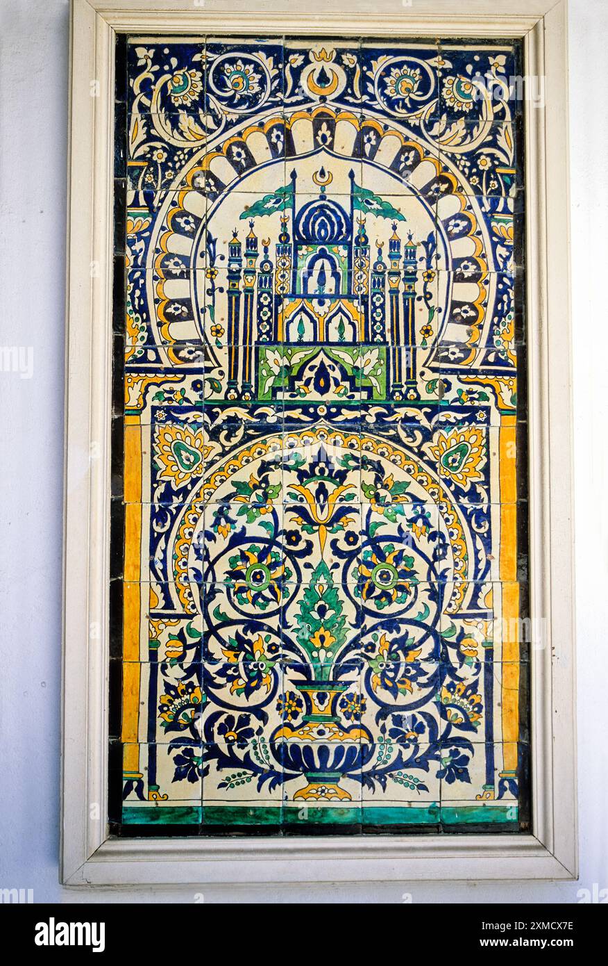 Céramique, Tunis, Tunisie. Conception traditionnelle de panneaux muraux montrant Hagia Sophia. Zawiya de Sidi Kacem El-Jalizi, Médine de Tunis. Banque D'Images