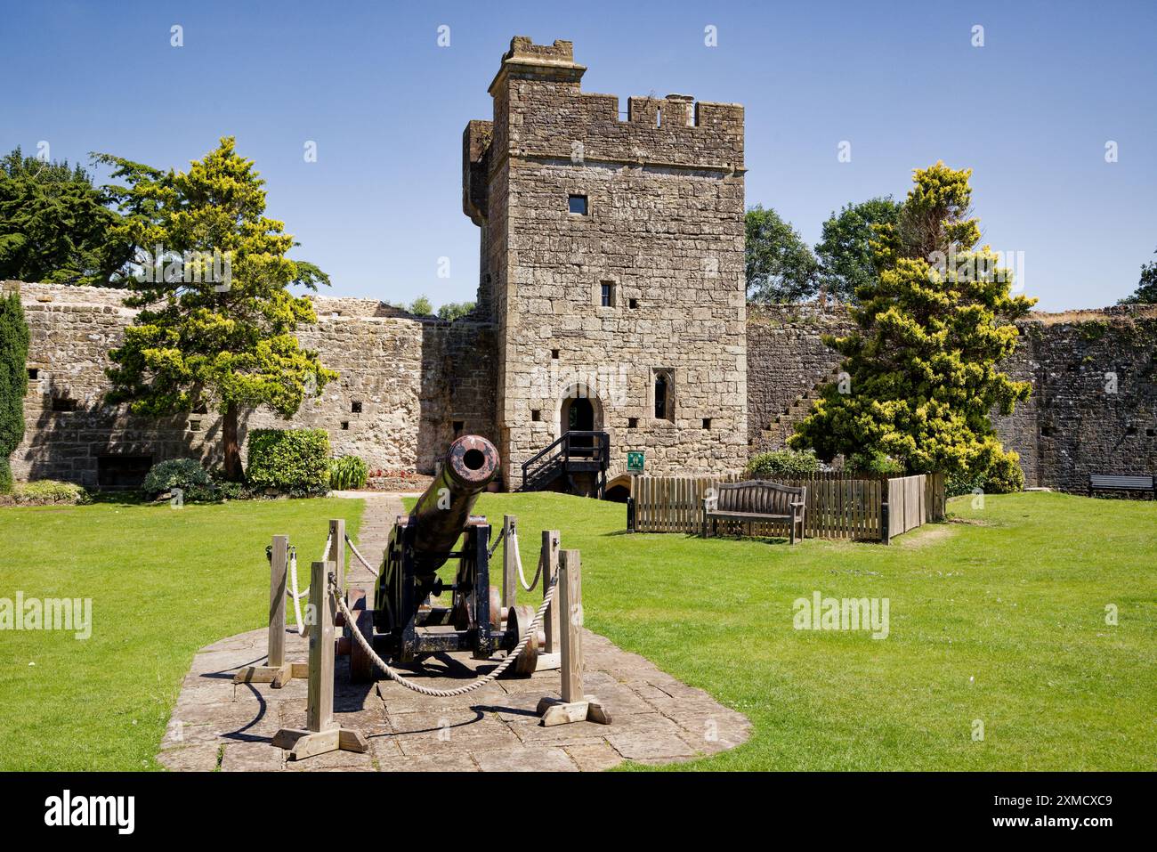 Le château de Caldicott se prélasse du soleil d'été gallois Banque D'Images